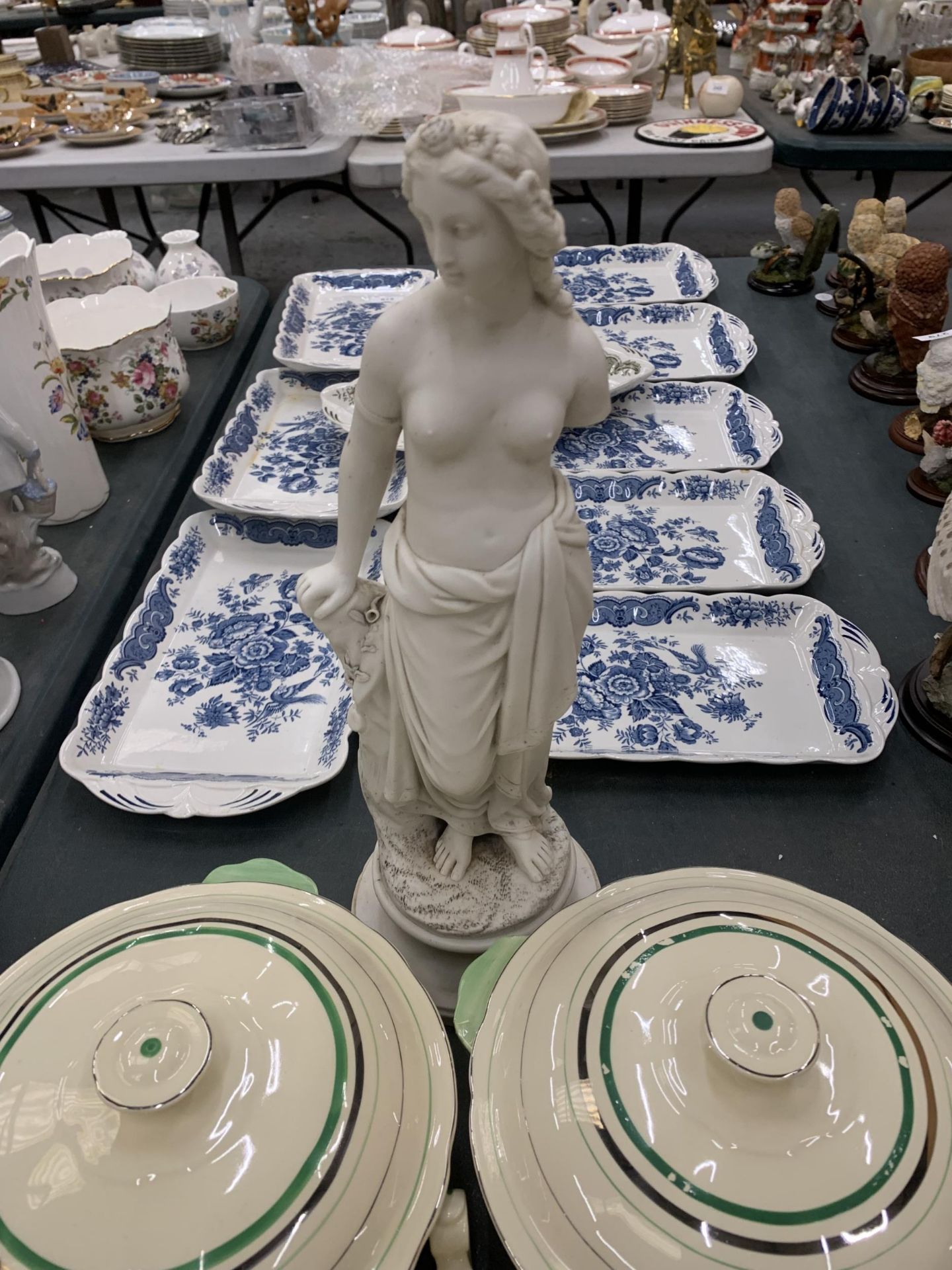 AN ART DECO ALFRED MEAKIN PART DINNER SERVICE AND PARIAN STYLE FIGURE - Image 4 of 5