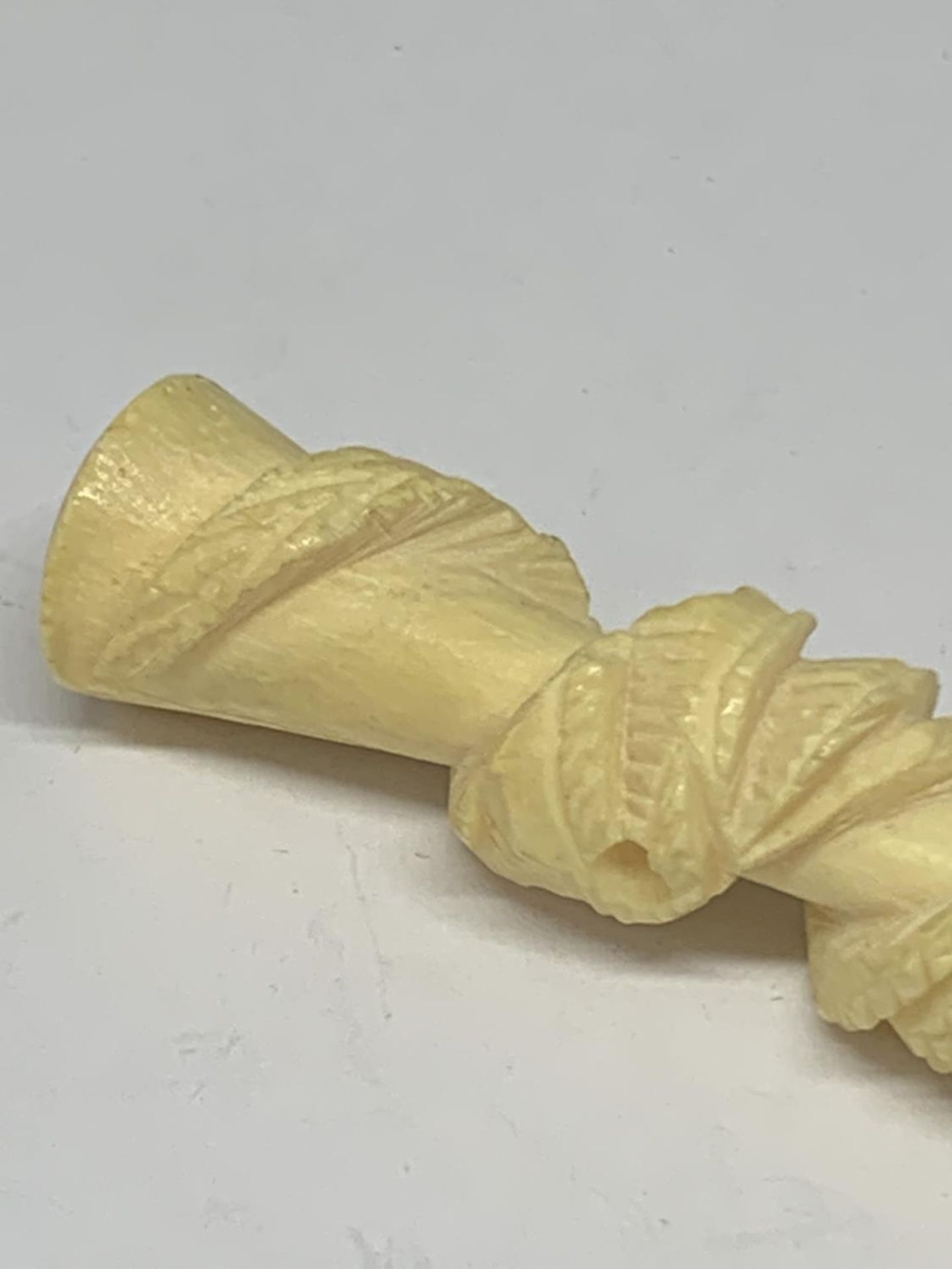 A CARVED BONE CHEROOT HOLDER - Image 2 of 2