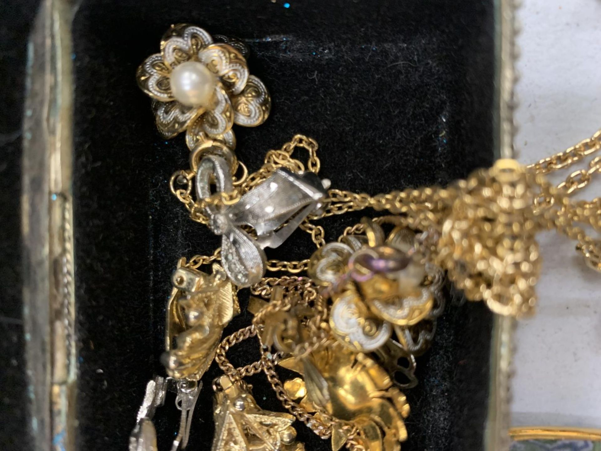 A SMALL ORNATE BOX WITH 'JEWEL' DECORATIONS CONTAINING A SMALL QUANTITY OF COSTUME JEWELLERY - Image 3 of 3