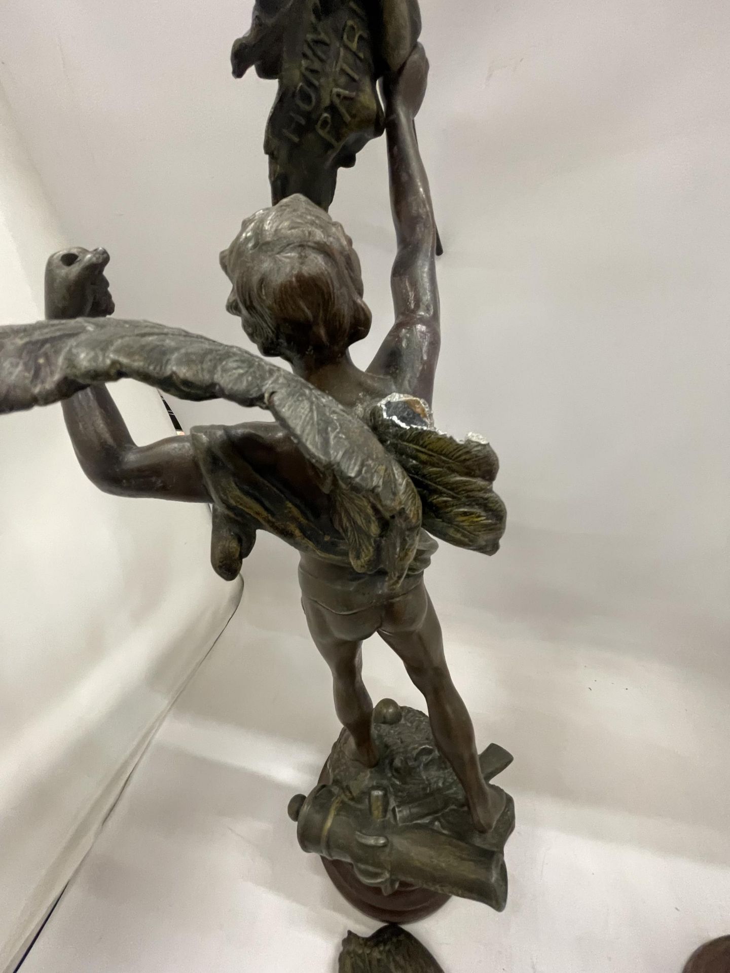 A PAIR OF VINGTAGE SPELTER CHERUB FIGURES, SIGNED (ONE WING A/F) - Image 4 of 6