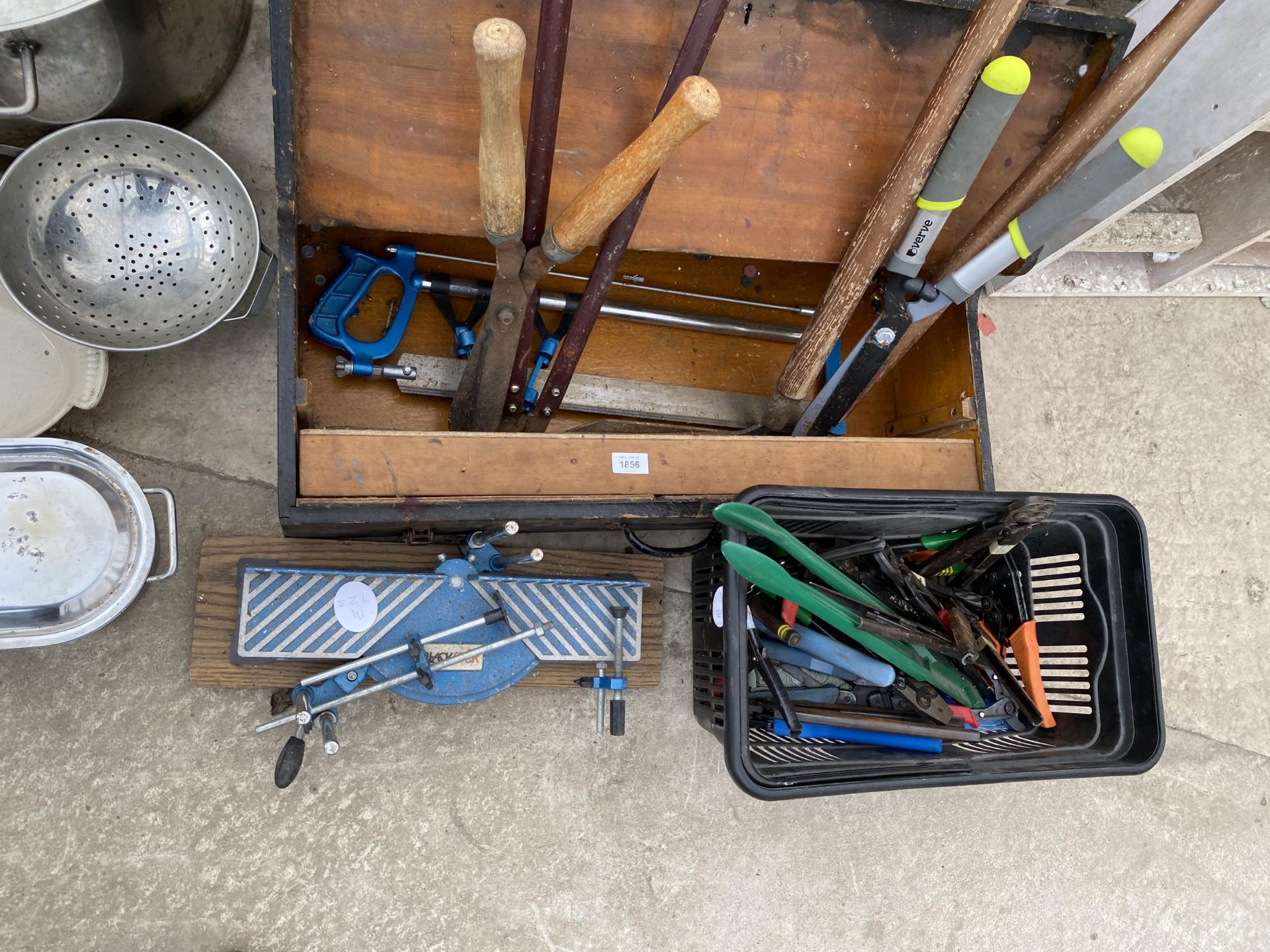 A LARGE ASSORTMENT OF TOOLS TO INCLUDE SHEARS, SNIPS AND A GRINDER ETC - Image 2 of 3