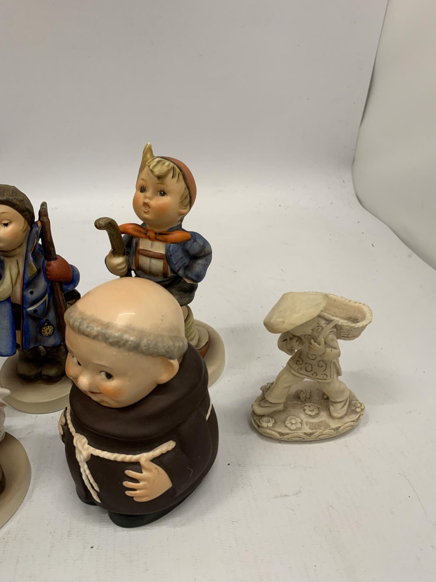 FIVE GOEBEL HUMMEL FIGURES TO INCLUDE 'PLAYMATES' AND 'LITTLE HELPER' - Image 3 of 4