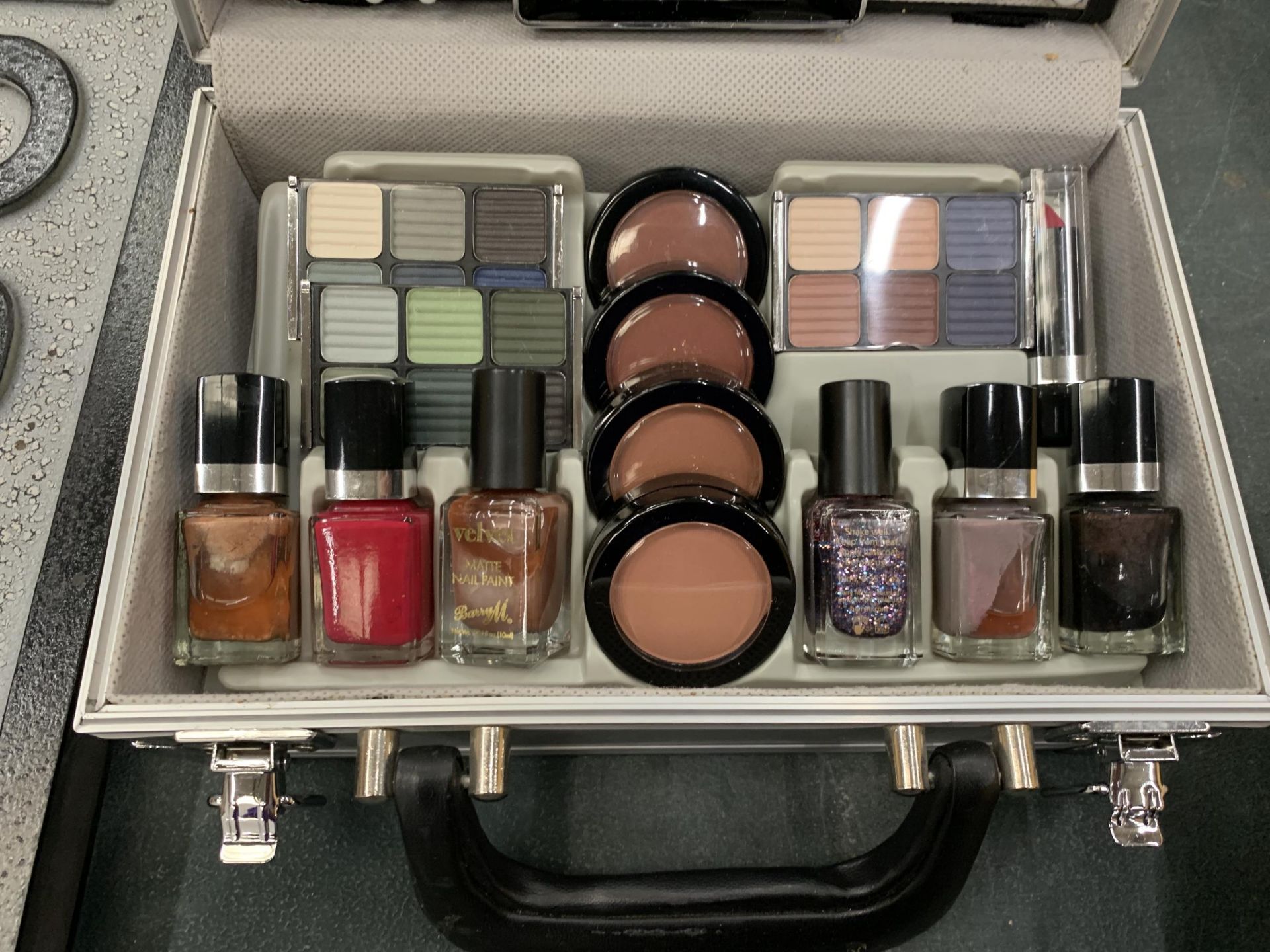 A METAL MAKE UP CASE AND CONTENTS - Bild 3 aus 3