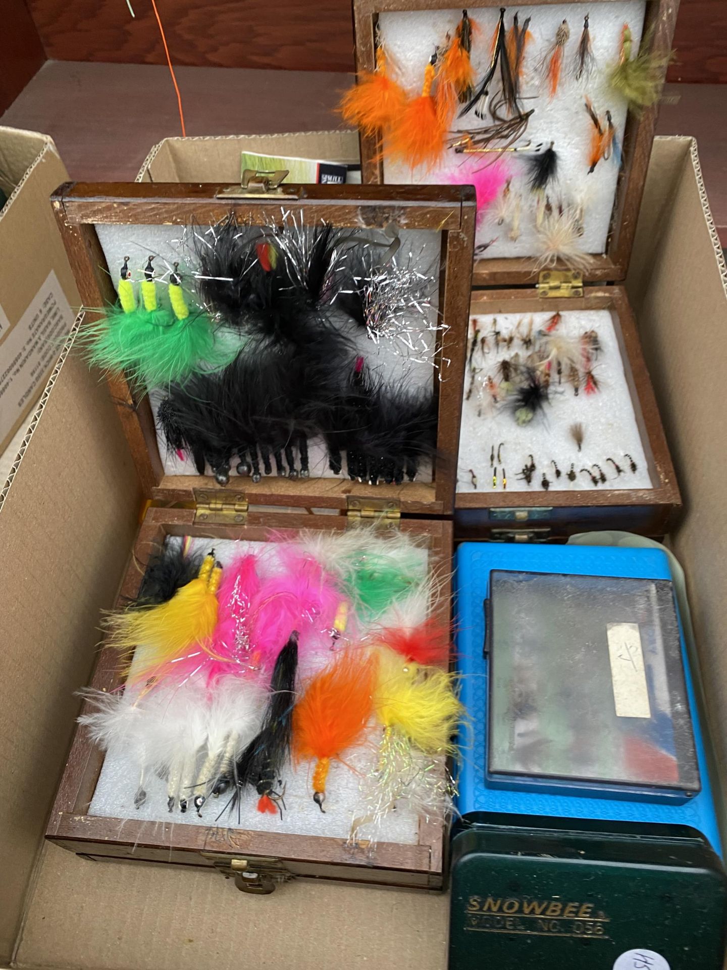 A LARGE SELECTION OF VARIOUS FISHING FLIES - Image 3 of 8