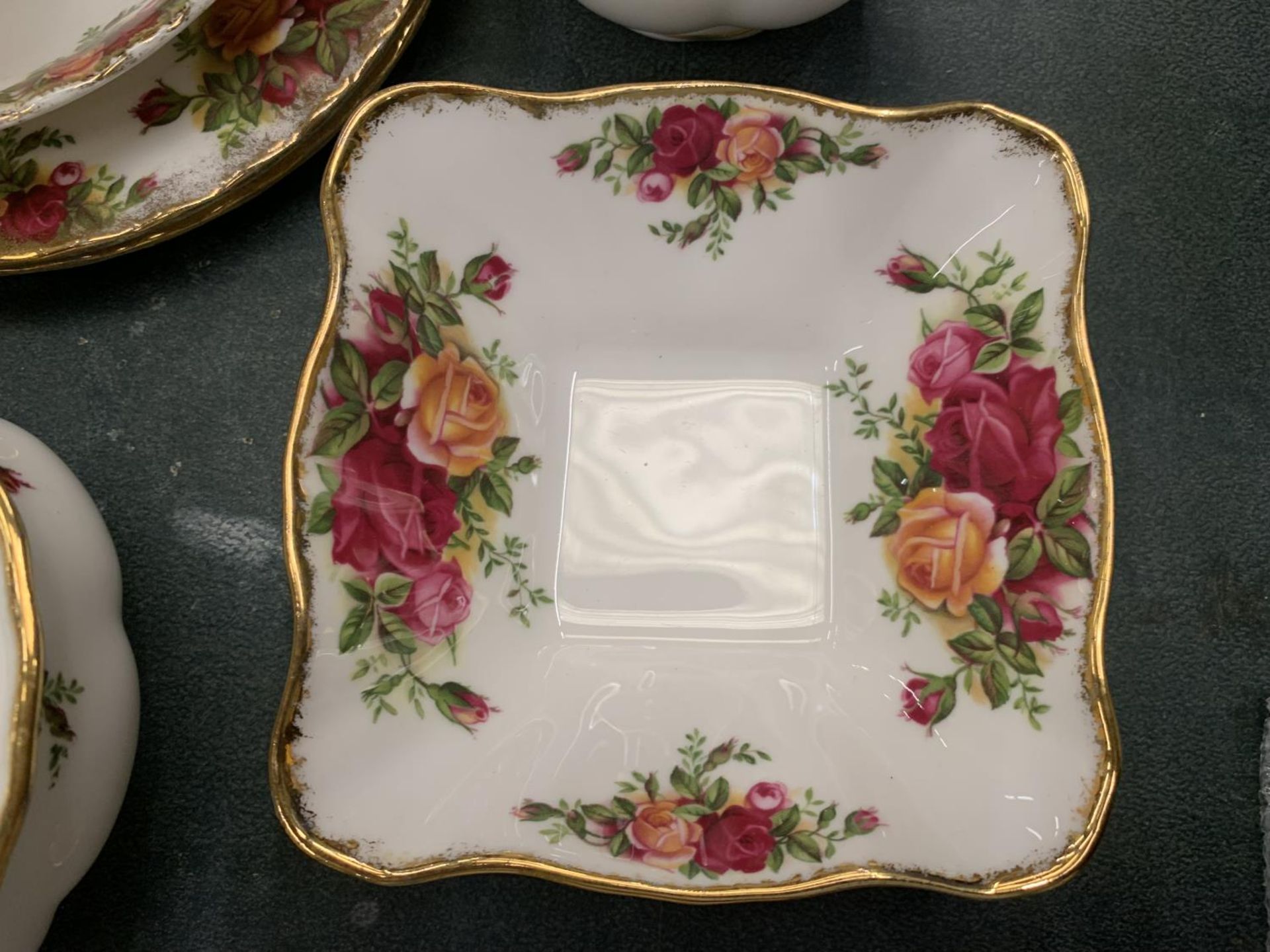 A ROYAL ALBERT 'OLD COUNTRY ROSES' PART TEA SET TO INCLUDE CUPS, SAUCERS, PLATES, A CREAM JUG, SUGAR - Image 3 of 5