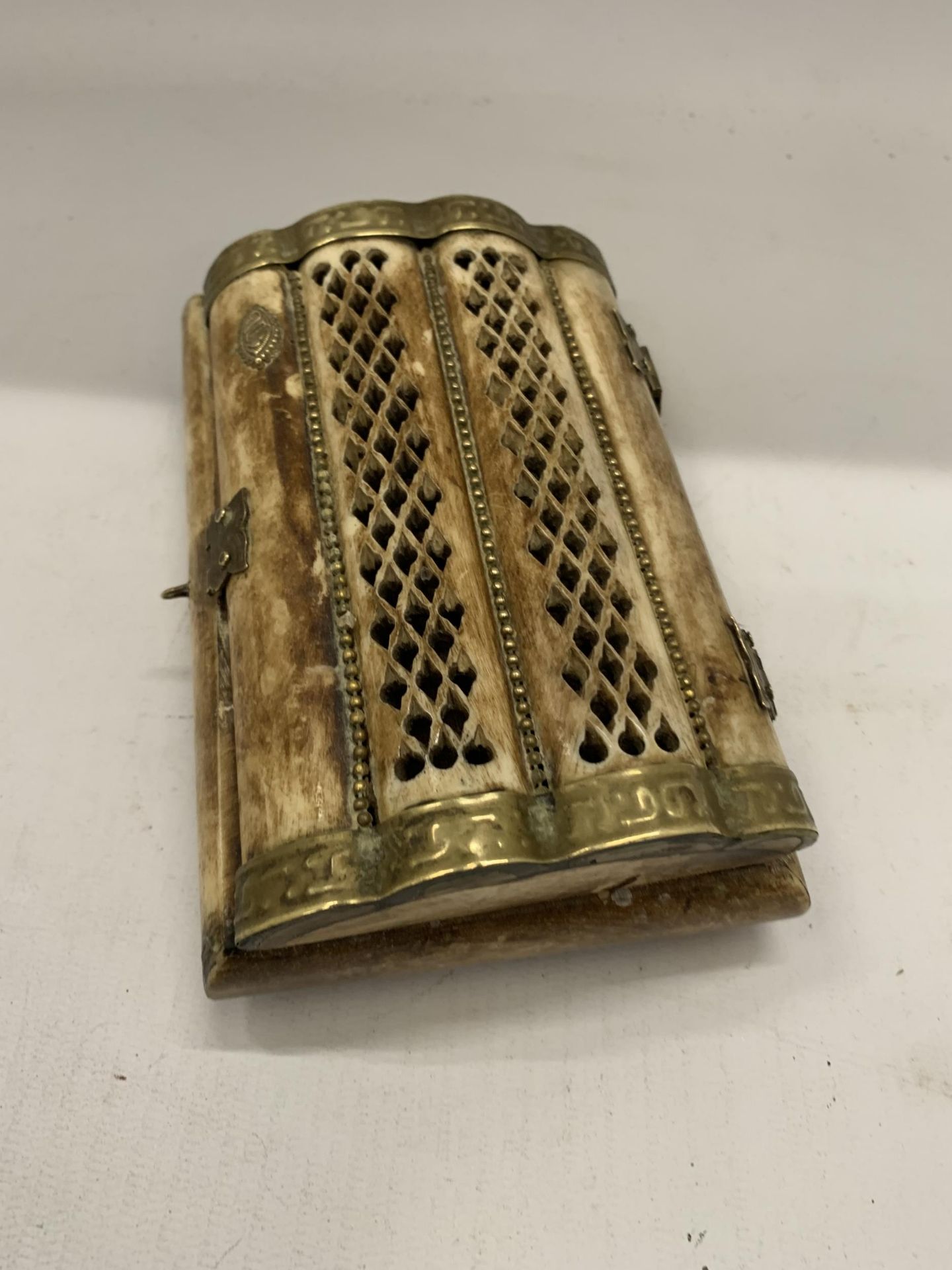 A VINTAGE BRASS AND BONE LIDDED BOX - Image 3 of 3