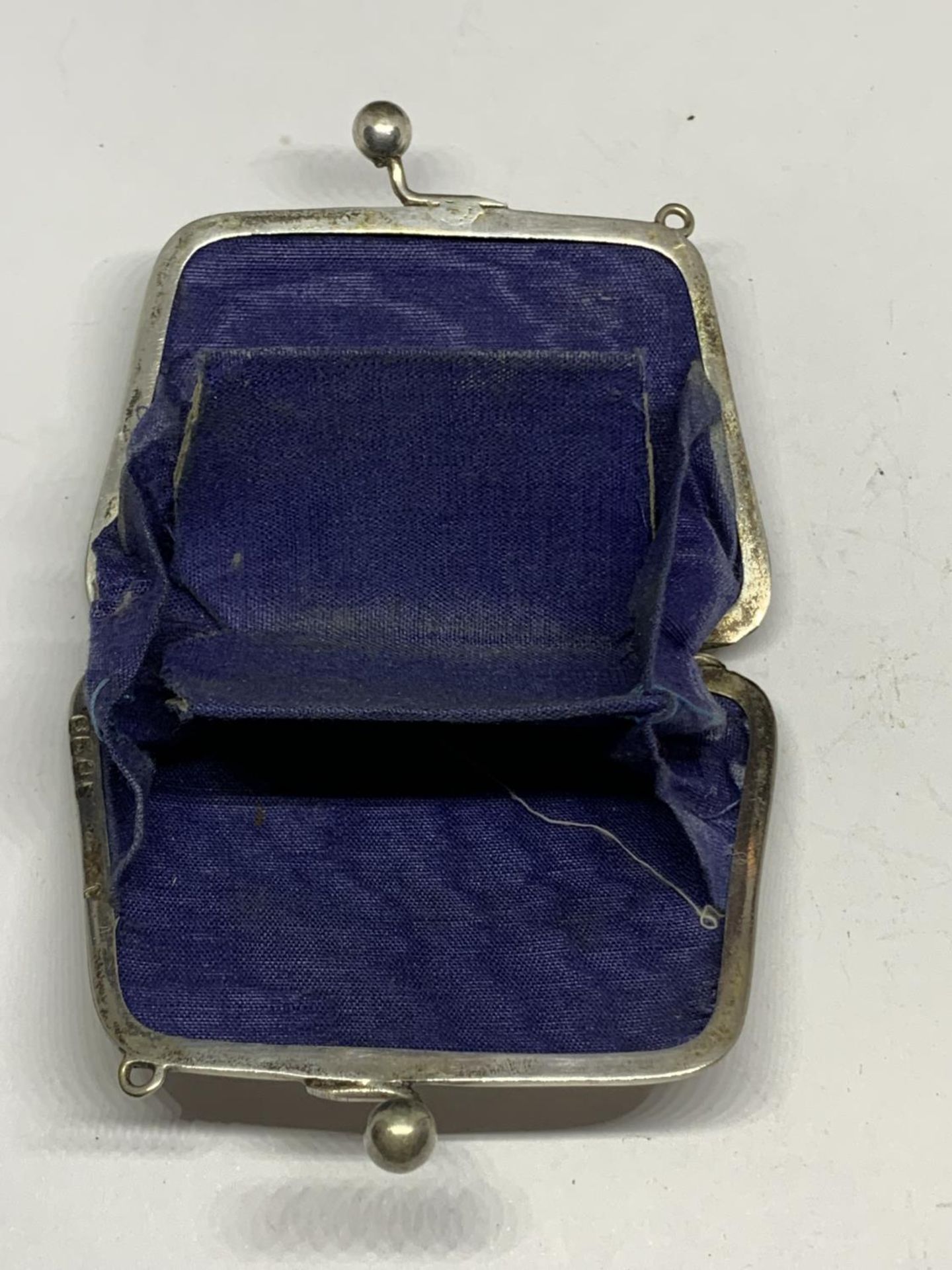 A SILVER PLATED EDWARDIAN PURSE - Image 3 of 3