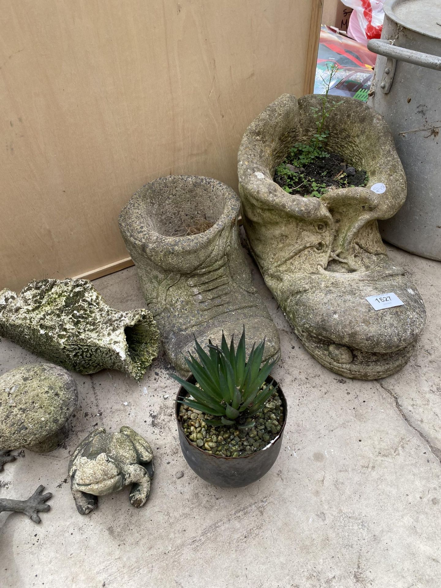 AN ASSORTMENT OF RECONSTITUTED STONE GARDEN FIGURES TO INCLUDE BOOTS, FROGS AND A TURTLE ETC - Image 2 of 5