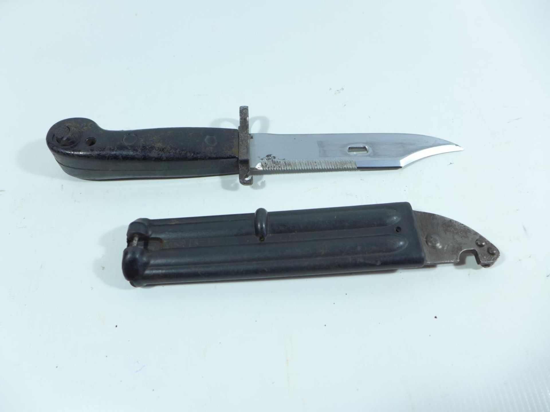 AN EAST GERMANY AKM59 BAYONET AND SCABBARD, 14.5CM BLADE, LENGTH 33.5CM - Image 2 of 5