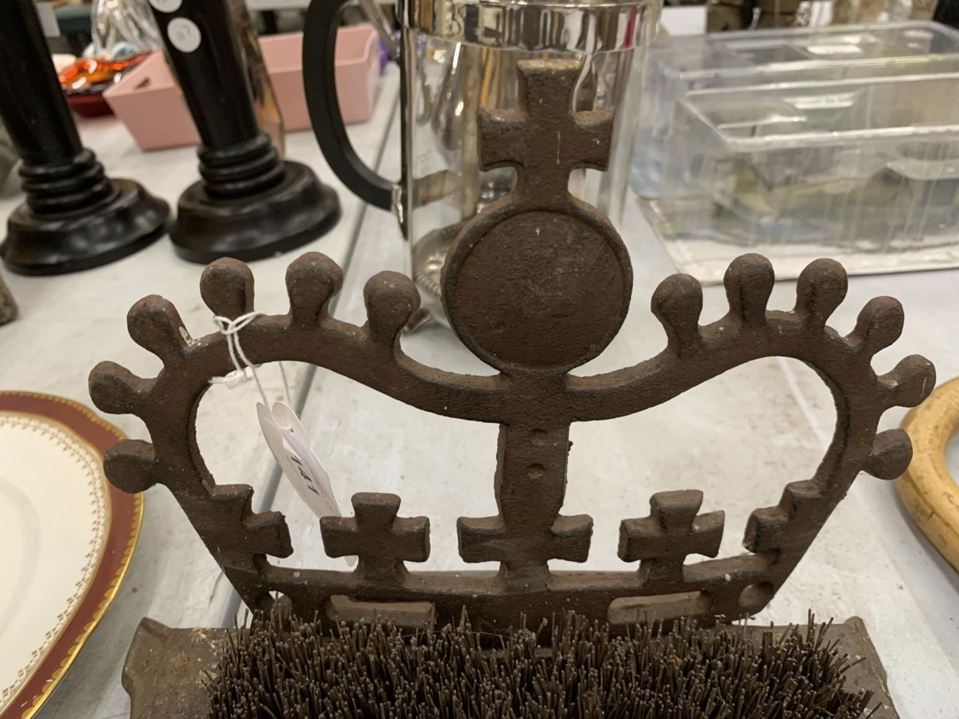 A VINTAGE CAST IRON BOOT SCRAPER WITH A CROWN TO THE TOP - Image 3 of 4