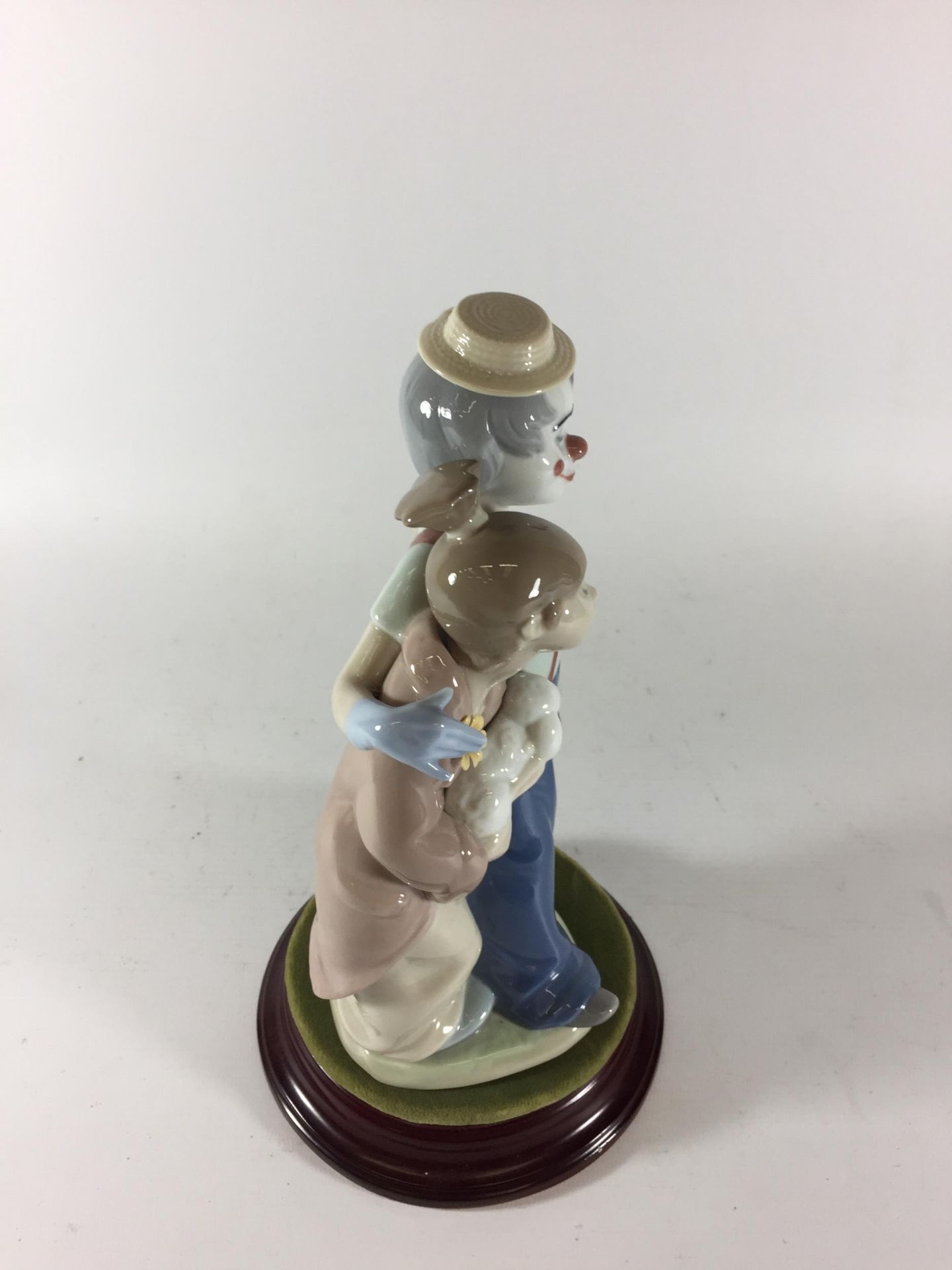 A LLADRO 'PALS FOREVER' CLOWN AND GIRL FIGURE GROUP, NO. 7686 (HAT A/F) - Image 2 of 4