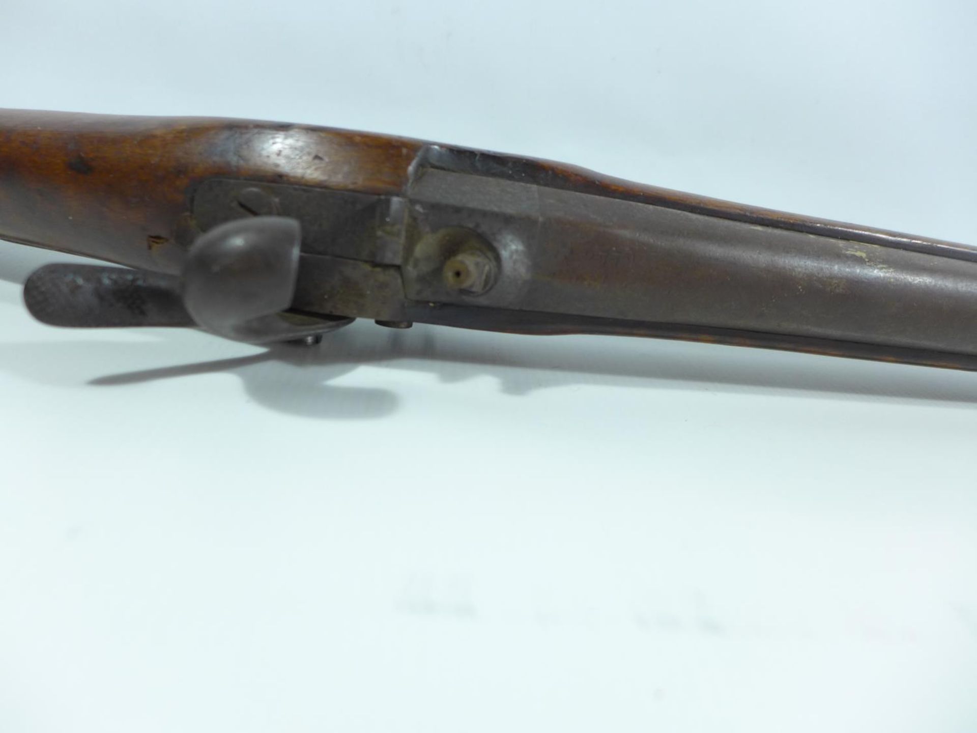 A FRENCH MID 19TH CENTURY ST ETIENNE PERCUSSION CAP SMOOTH BORE CARBINE, 60CM BARREL, LENGTH 101CM - Image 7 of 8