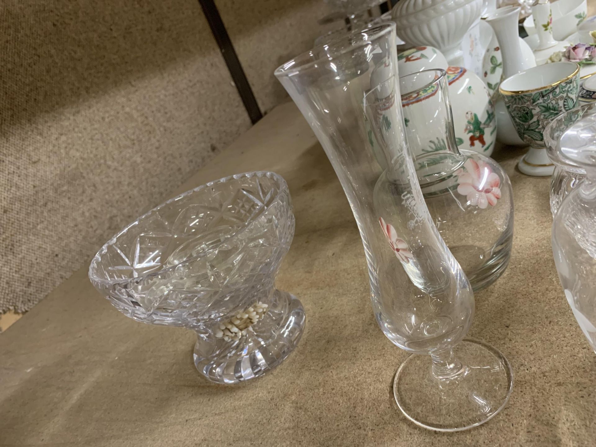 A QUANTITY OF GLASSWARE TO INCLUDE VINEGAR BOTTLE WITH STOPPER, BOWL, VASES, ETC., - Image 4 of 5