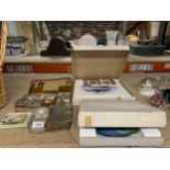 A MIXED VINTAGE LOT TO INCLUDE BOXED COLLECTORS PLATES, CASED DRESSING SET, GLASS CAR PAPERWEIGHT