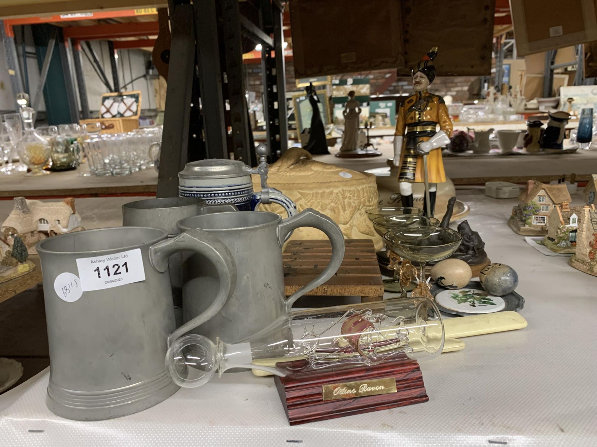 A MIXED LOT TO INCLUDE PEWTER TANKARDS, A STONEWARE CASSEROLE DISH WITH A BIRD ON THE LID, CERAMIC