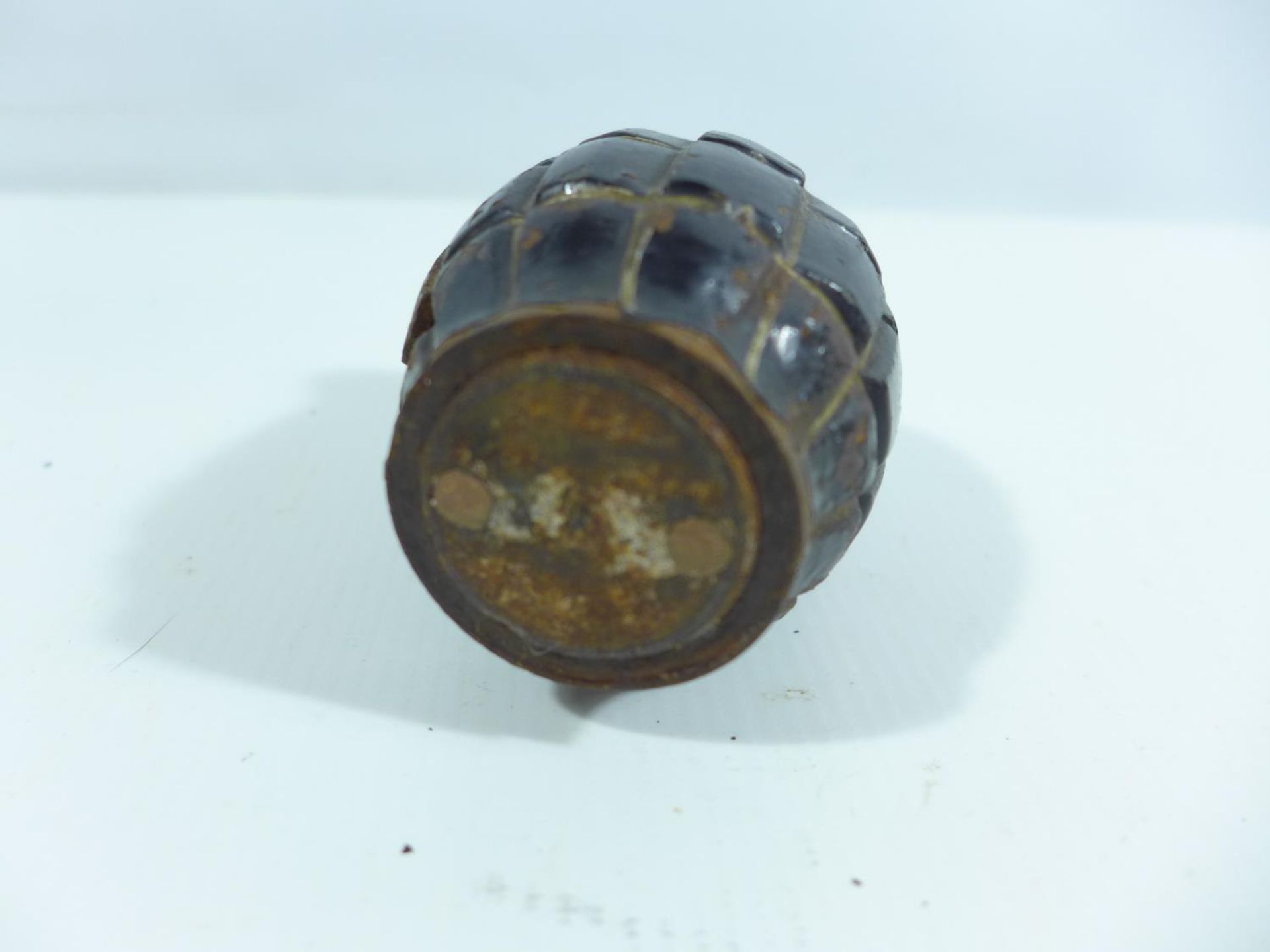 A WORLD WAR II PERIOD GRENADE MADE INTO A LIGHTER, HEIGHT 10CM - Bild 5 aus 5