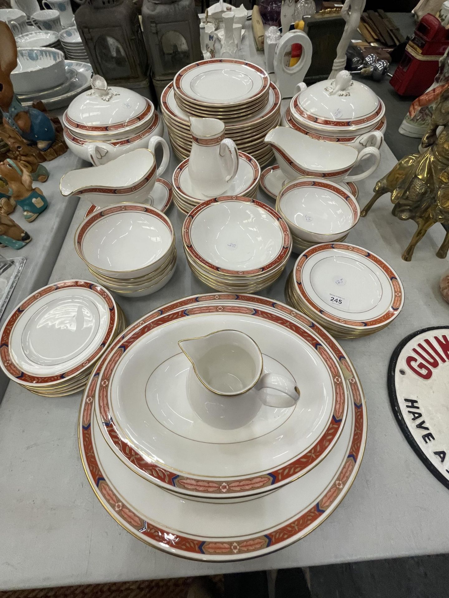 A LARGE ROYAL WORCESTER 'BEAUFORT' PATTERN DINNER SERVICE