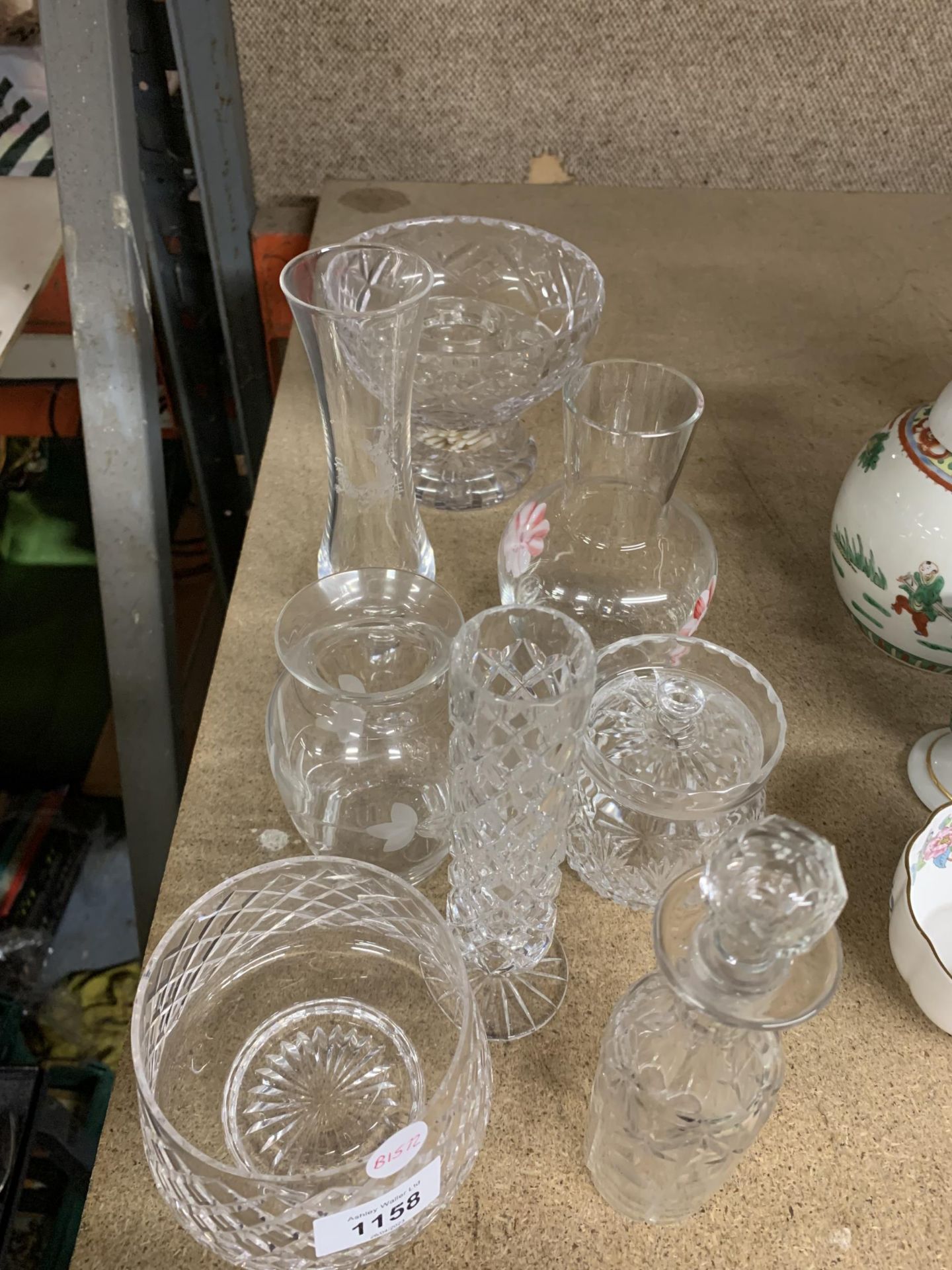 A QUANTITY OF GLASSWARE TO INCLUDE VINEGAR BOTTLE WITH STOPPER, BOWL, VASES, ETC., - Image 5 of 5