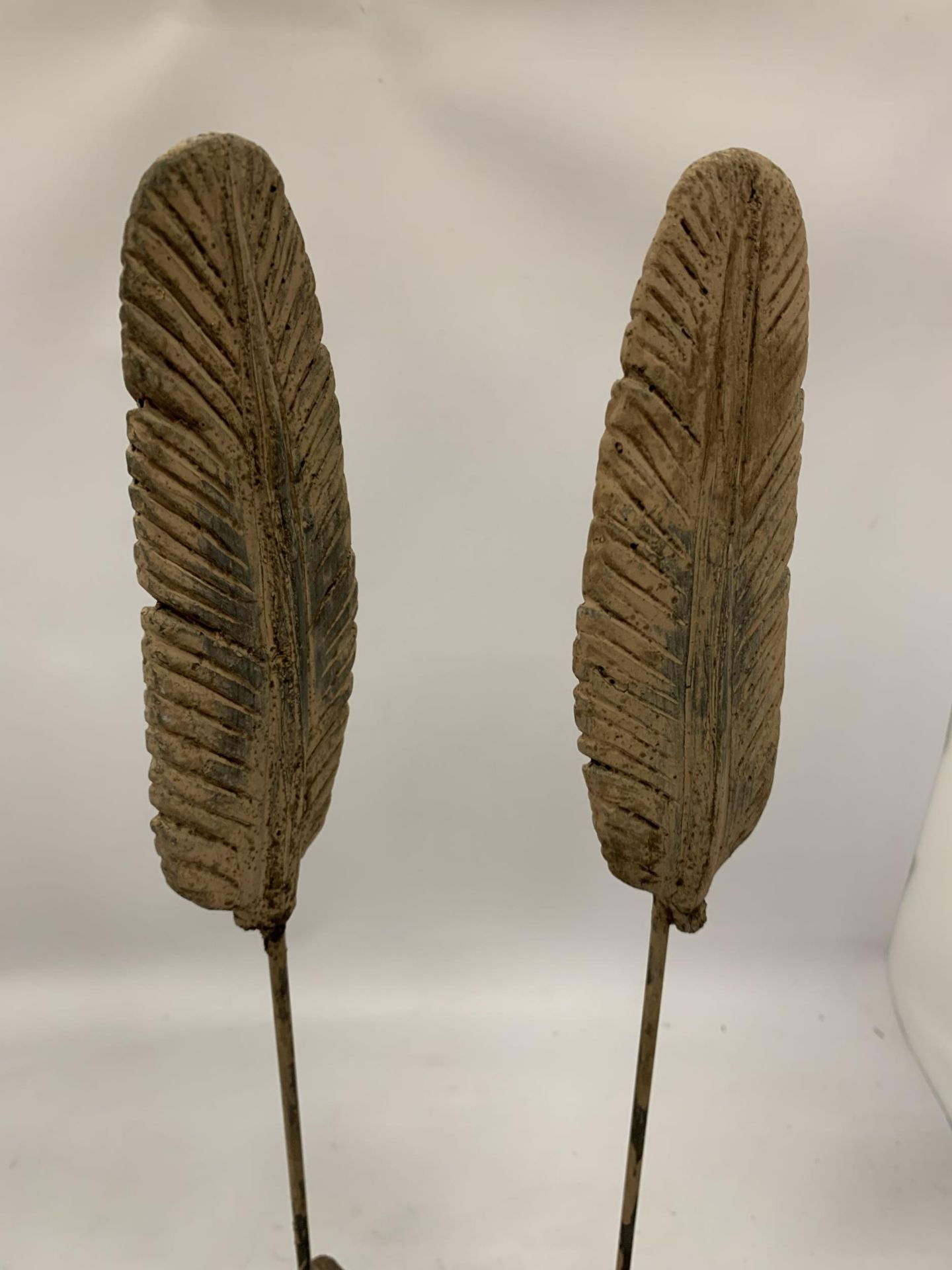 A PAIR OF DECORATIVE STONE FEATHERS ON STANDS - Image 3 of 3