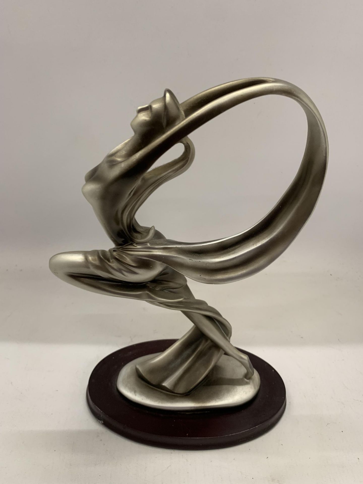 AN ART DECO STYLE FIGURE