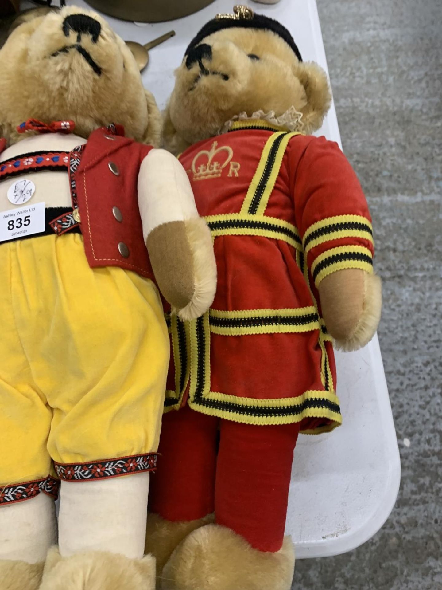 THREE VINTAGE MERRYTHOUGHT TEDDY BEARS, TWO IN ROYAL REGALIA, ALL WITH THE MERRYTHOUGHT LABEL - Bild 4 aus 4