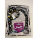 A BOXED GLASS NECKLACE AND BRACELET SET