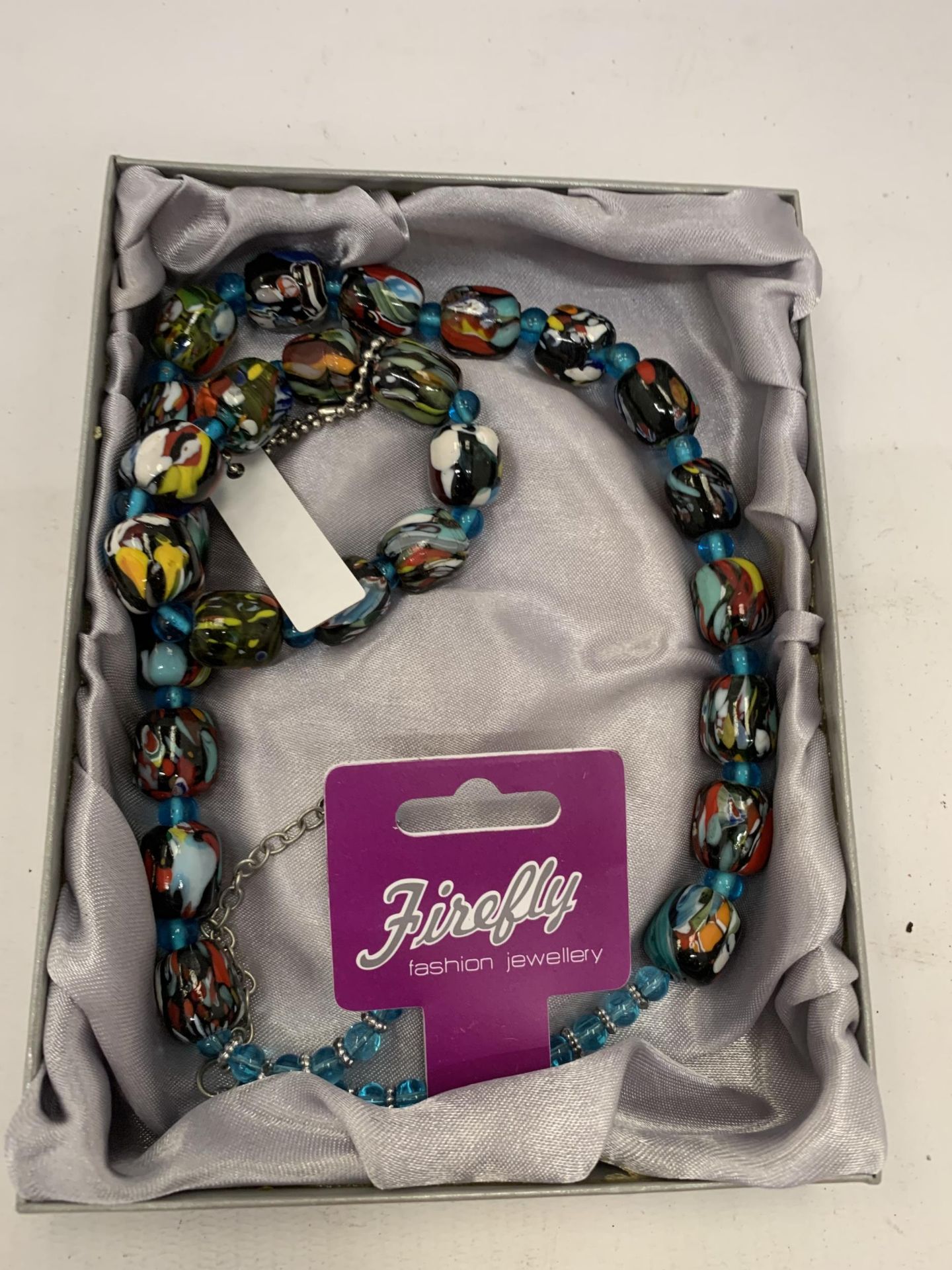 A BOXED GLASS NECKLACE AND BRACELET SET