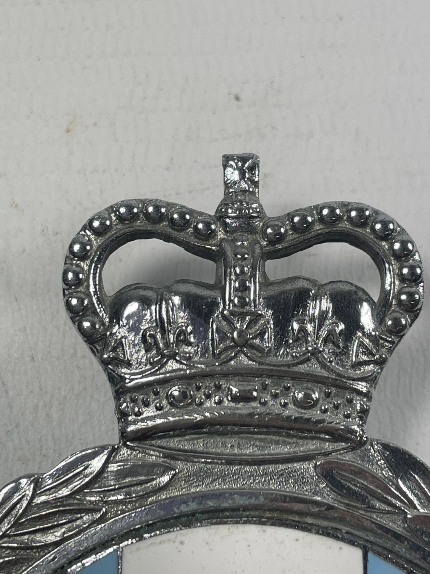 A VINTAGE QUEENS CROWN ENAMELLED ROYAL OBSERVER CORPS CAR BADGE WITH CLIP - Image 3 of 3