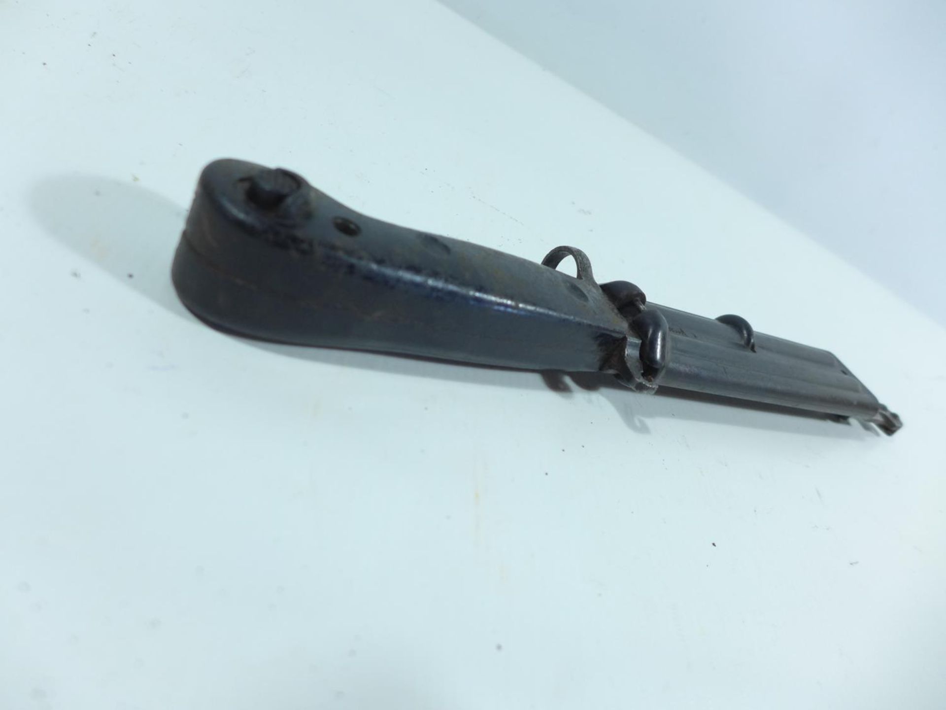 AN EAST GERMANY AKM59 BAYONET AND SCABBARD, 14.5CM BLADE, LENGTH 33.5CM - Bild 5 aus 5