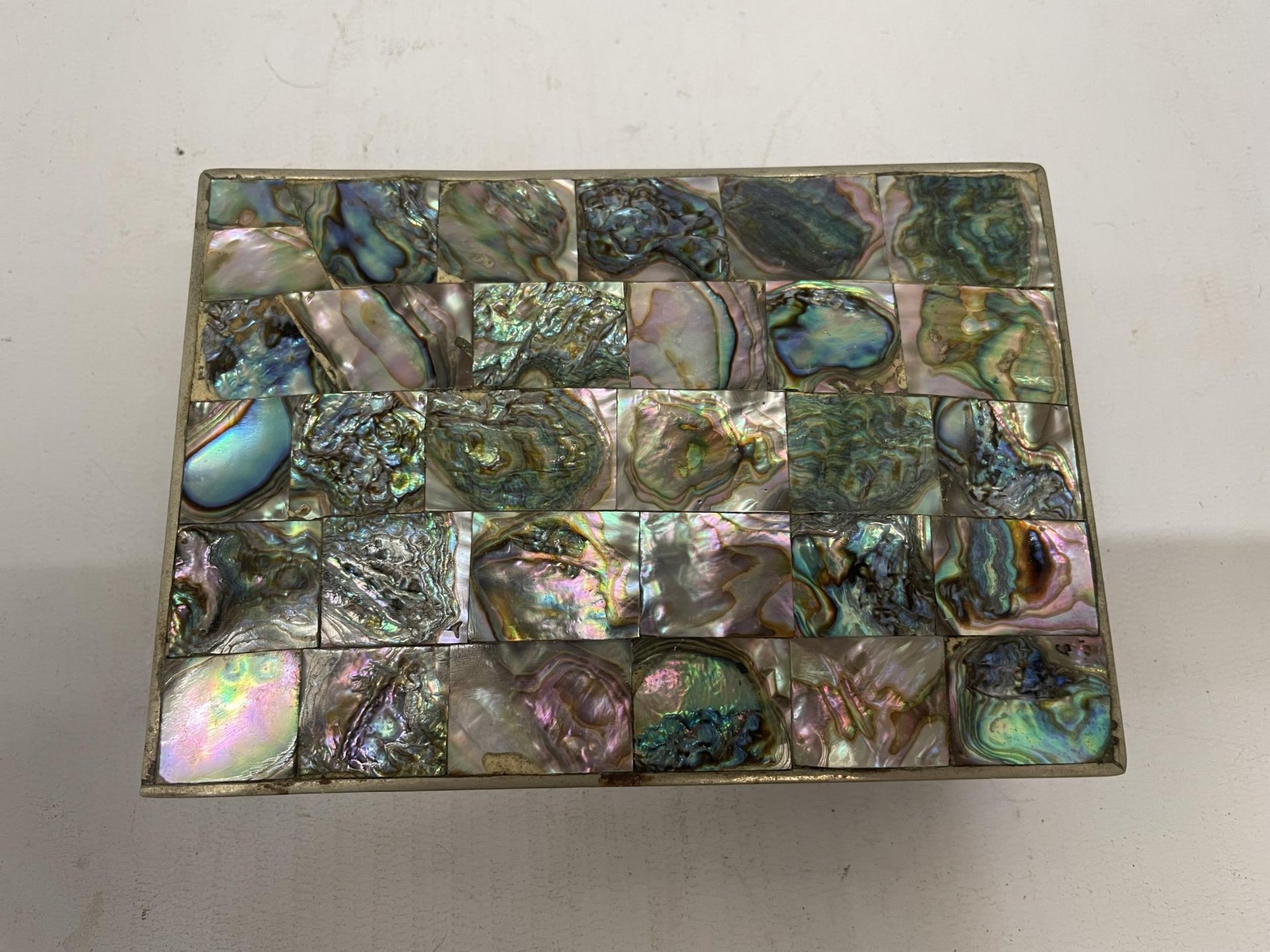 A MOTHER OF PEARL LIDDED JEWELLERY BOX - Image 2 of 4