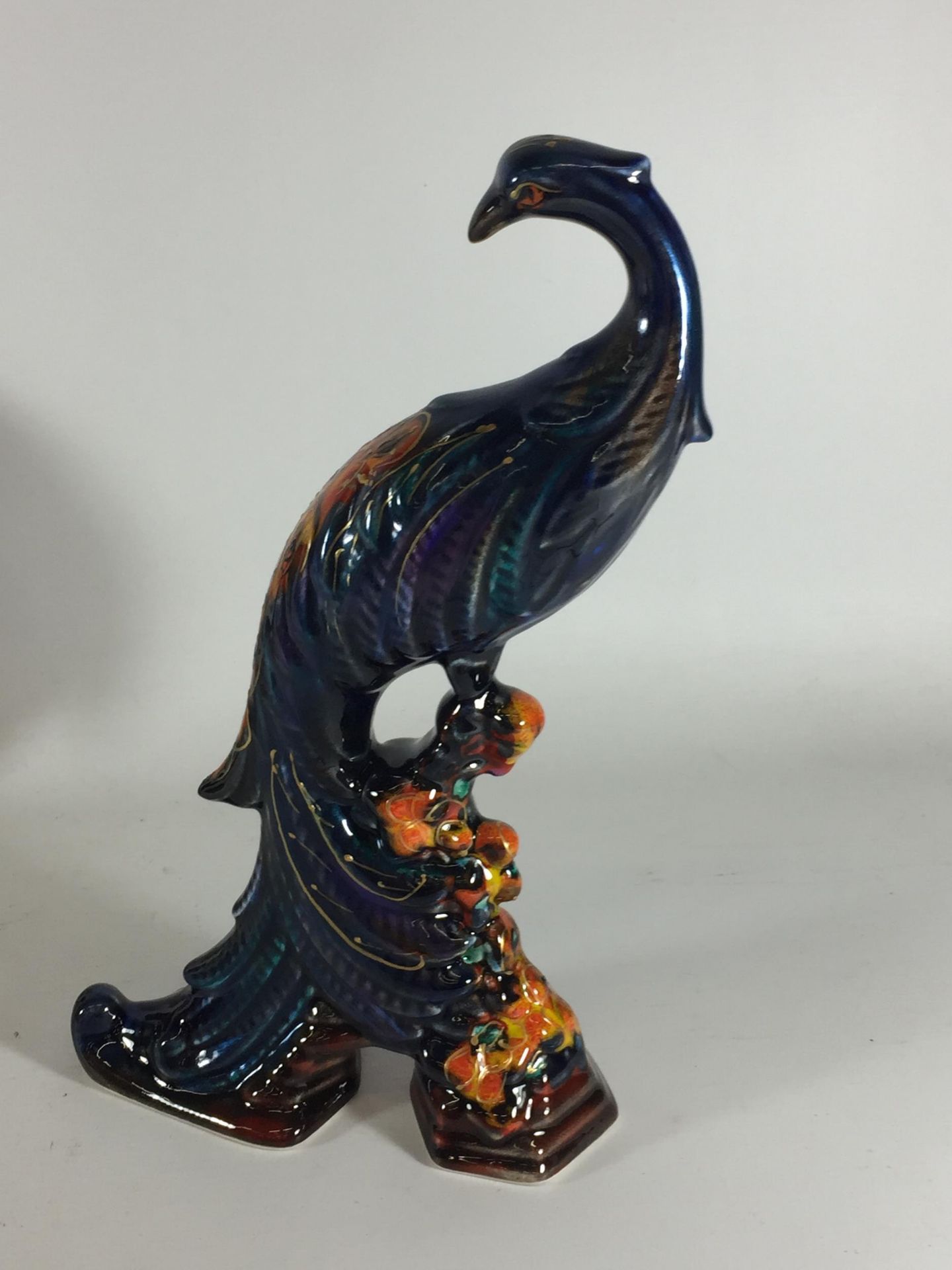 AN ANITA HARRIS PEACOCK BIRD FIGURE, SIGNED IN GOLD