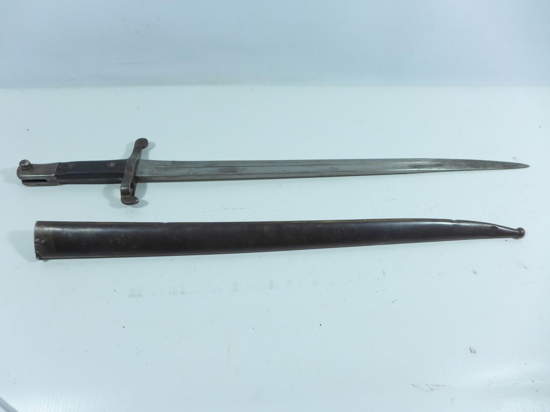 A PORTUGESE 1885 BAYONET AND SCABBARD, 47CM BLADE, LENGTH 61.5CM - Image 2 of 6