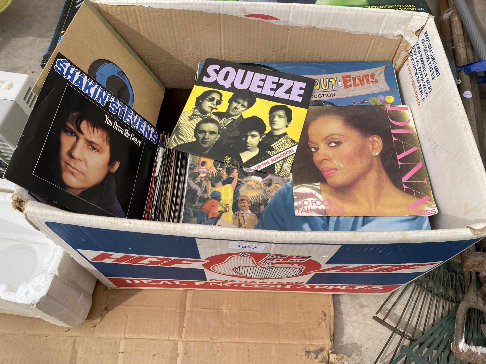 A LARGE ASSORTMENT OF VINTAGE LPS AND 7" SINGLES