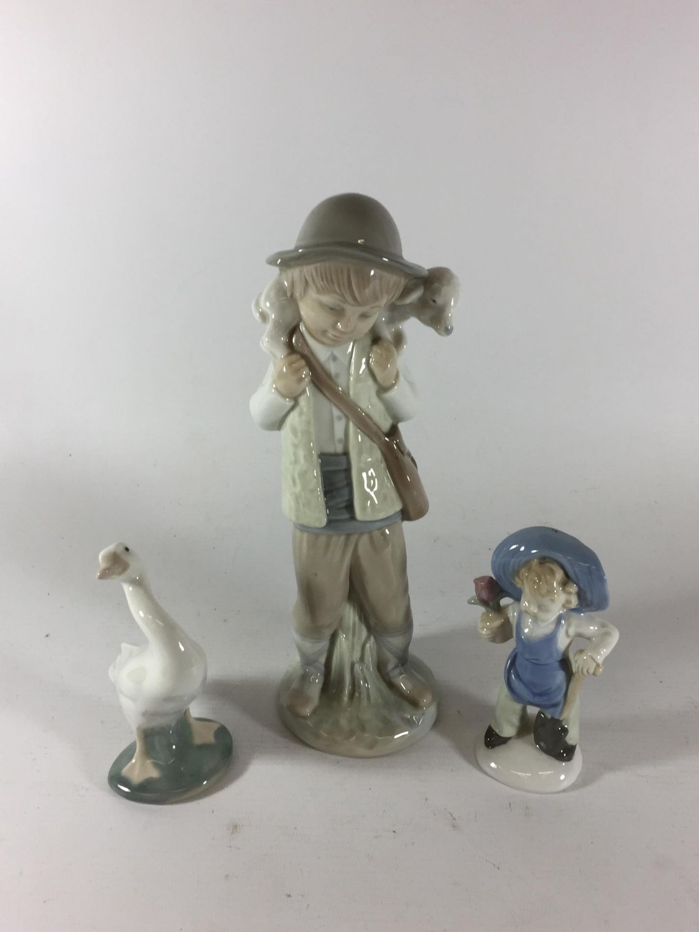 THREE FIGURES TO INCLUDE A LLADRO GOOSE ETC