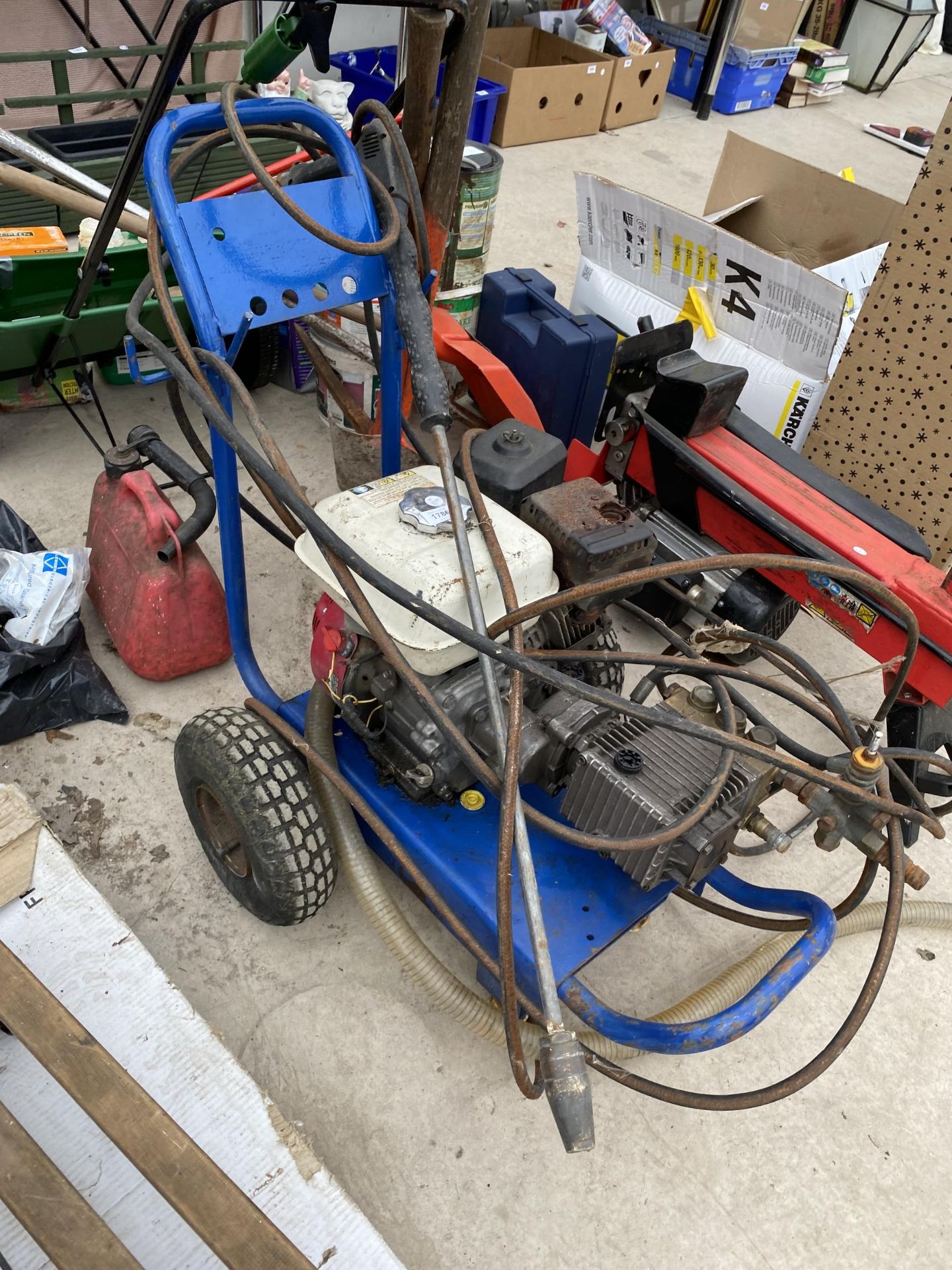 A PORTABLE PETROL PRESSURE WASHER WITH HONDA ENGINE - Image 2 of 2