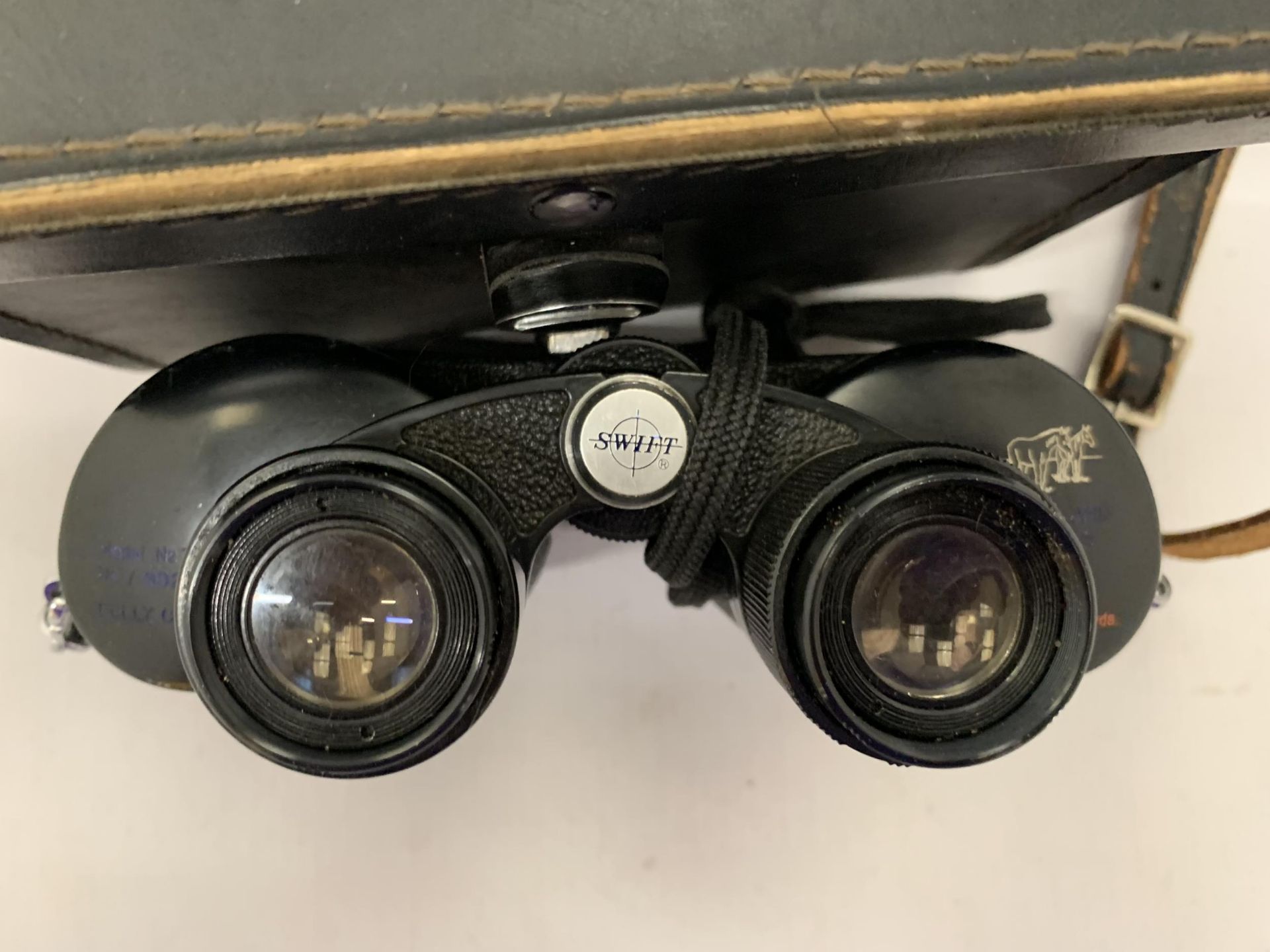 A VINTAGE CASED PAIR OF SWIFT BINOCULARS - Image 3 of 3