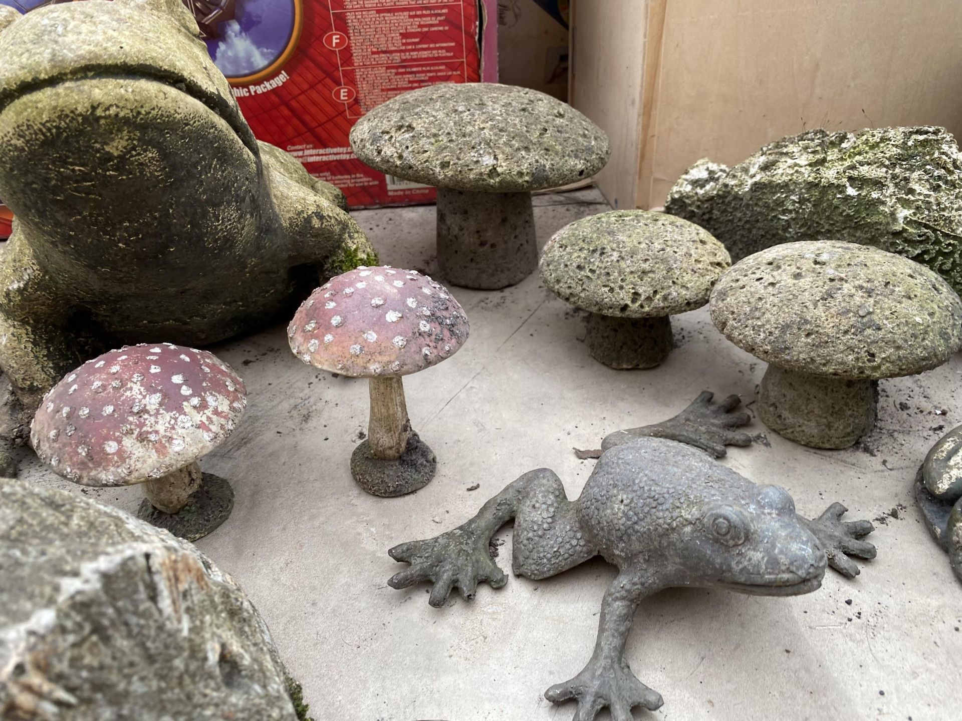 AN ASSORTMENT OF RECONSTITUTED STONE GARDEN FIGURES TO INCLUDE BOOTS, FROGS AND A TURTLE ETC - Image 4 of 5