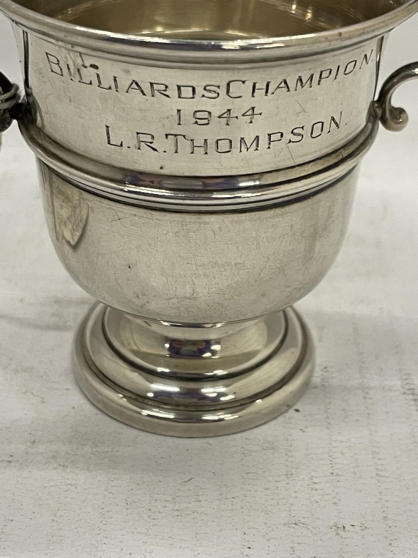 A GEORGE VI SILVER TWIN HANDLED SMALL TROPHY CUP WITH ENGRAVING, HALLMARKS FOR LONDON 1947, WEIGHT - Bild 2 aus 4