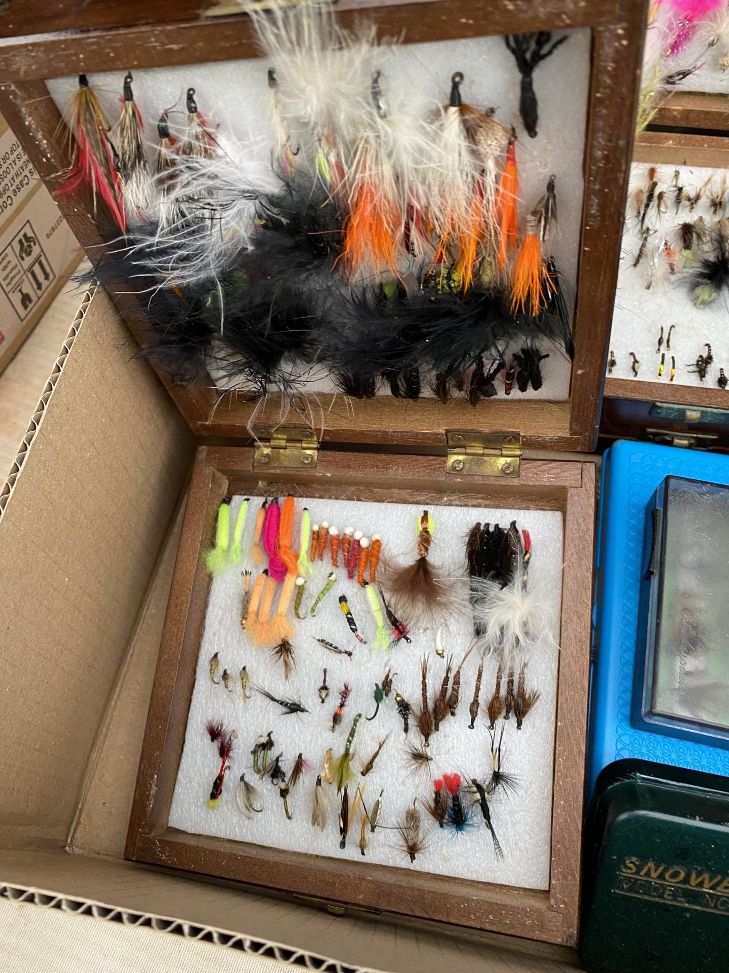 A LARGE SELECTION OF VARIOUS FISHING FLIES - Image 4 of 8