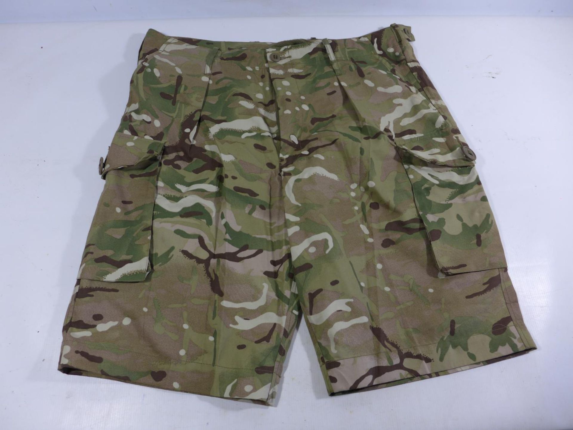 A COLLECTION OF BRITISH ARMY BATTLE DRESS, CAMOUFLAGE SHORTS, USA SHIRT - Bild 4 aus 8