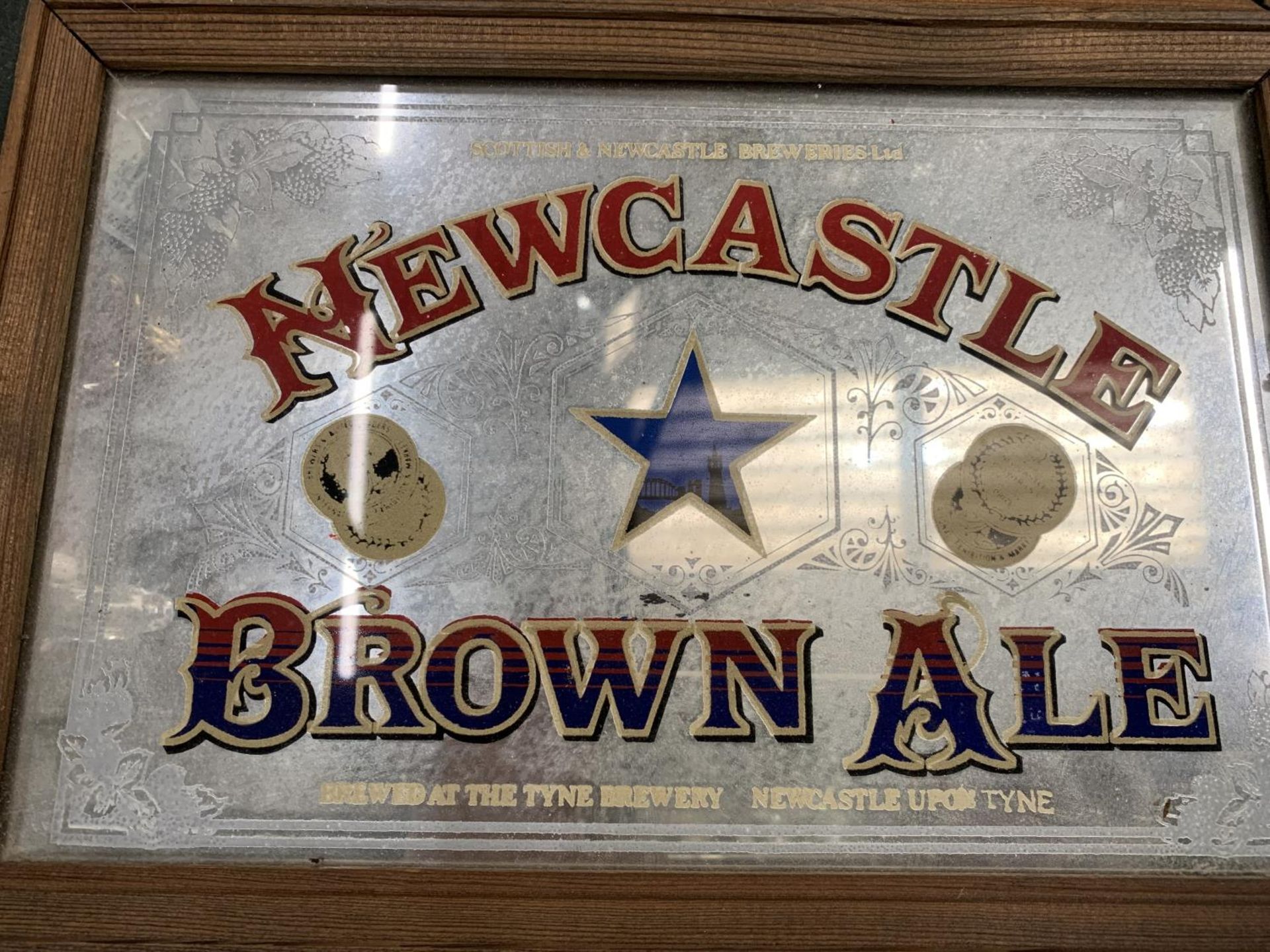 A 'NEWCASTLE BROWN ALE' AND A 'GUINNESS' ADVERTISING MIRROR 33CM X 23CM - Image 3 of 3