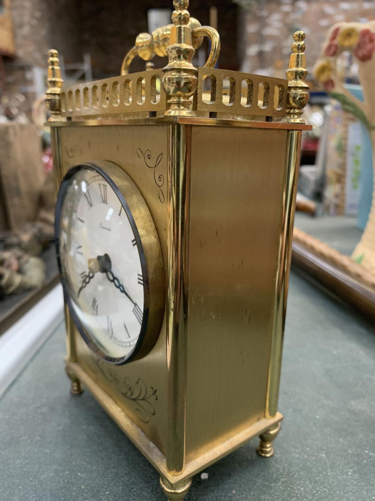 A BRASS MANTLE CLOCK HEIGHT 15CM - Image 3 of 4