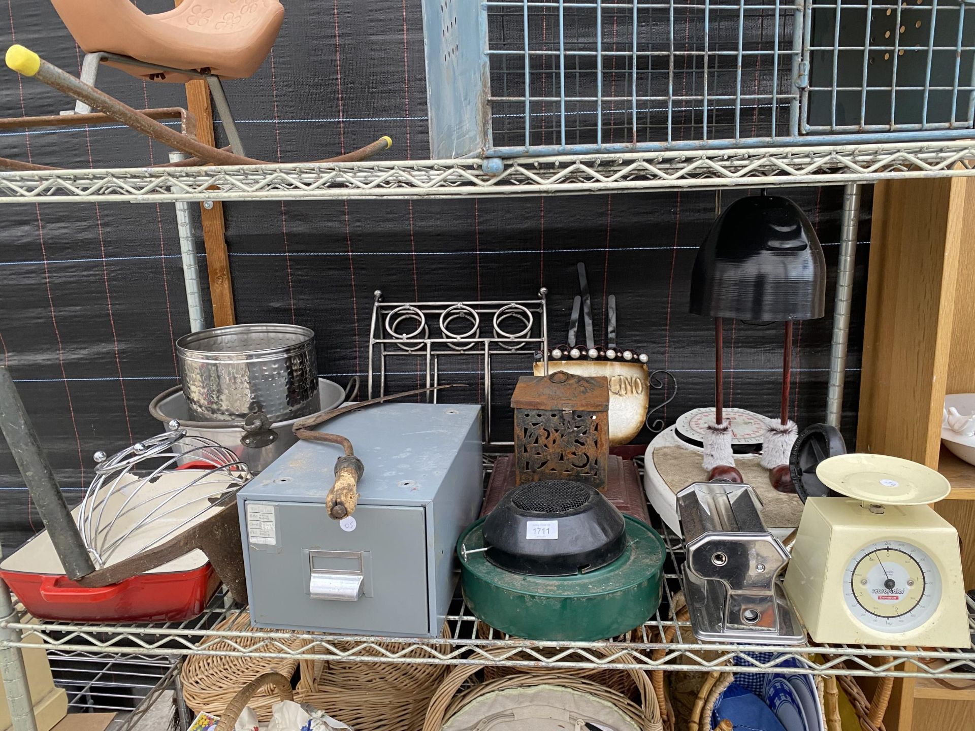 AN ASSORTMENT OF ITEMS TO INCLUDE A JAM PAN, SCALES AND KITCHEN ITEMS