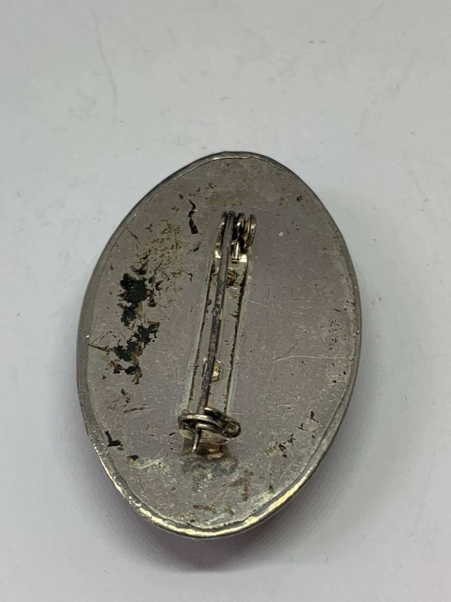 A PEWTER ARTS AND CRAFTS RUSKIN BROOCH - Image 2 of 2