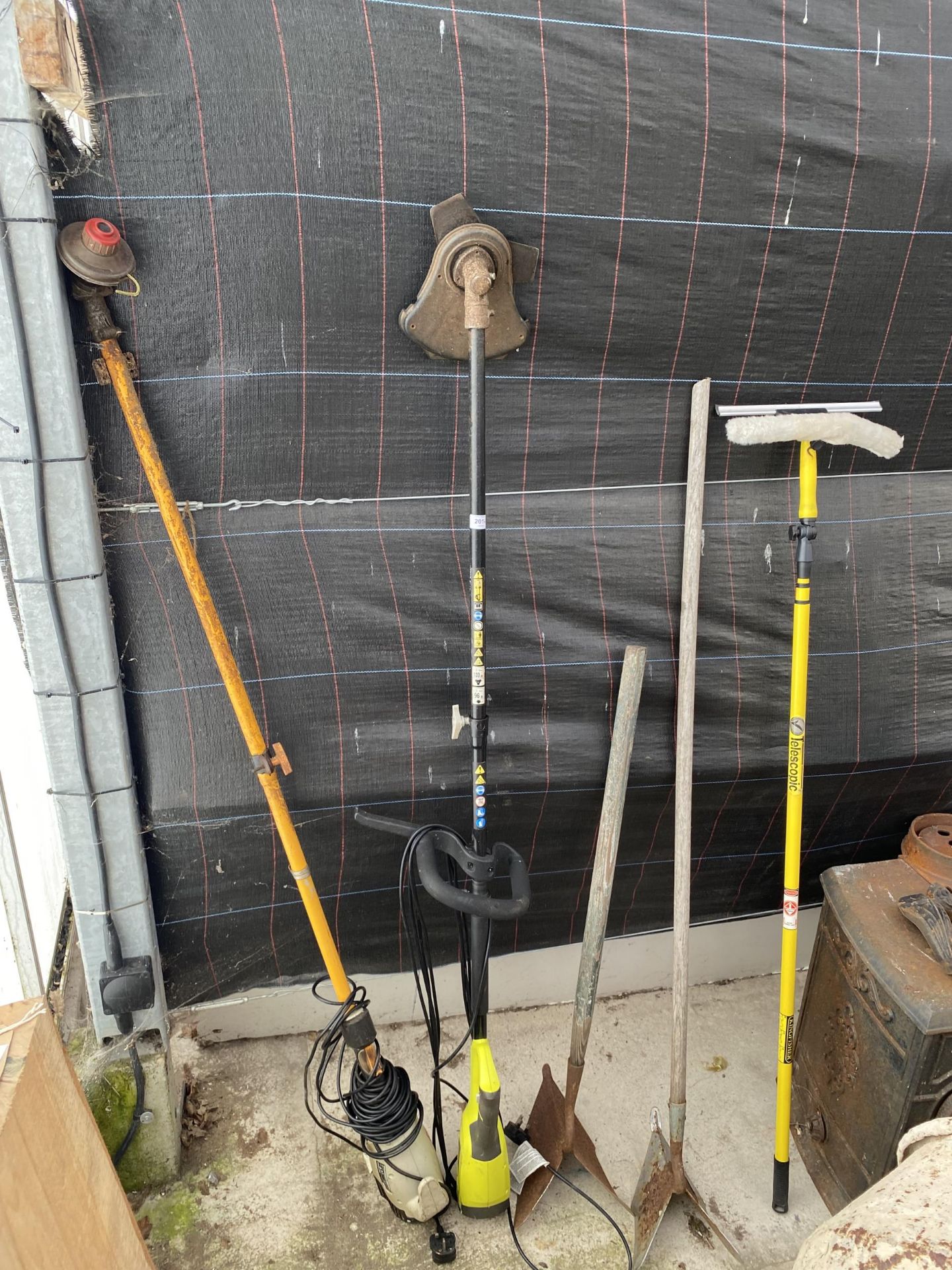 AN ASSORTMENT OF TOOLS TO INCLUDE TWO ELECTRIC STRIMMERS AND TWO HOES ETC