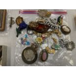 A COLLECTION OF VINTAGE AND MODERN COSTUME JEWELLERY BROOCHES