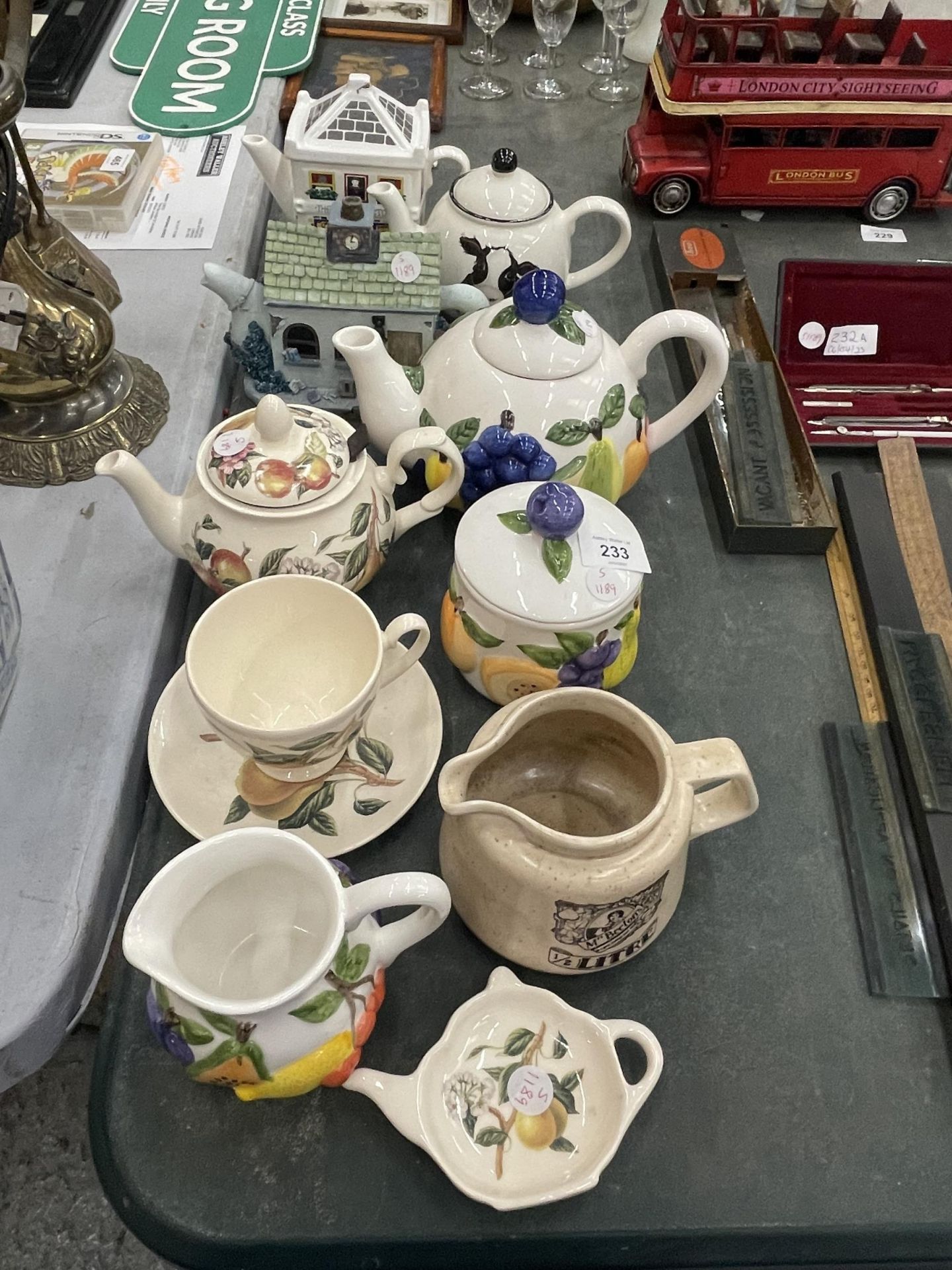 A MIXED LOT OF CERAMIC TEAPOTS TO INCLUDE FRUIT DESIGN EXAMPLES