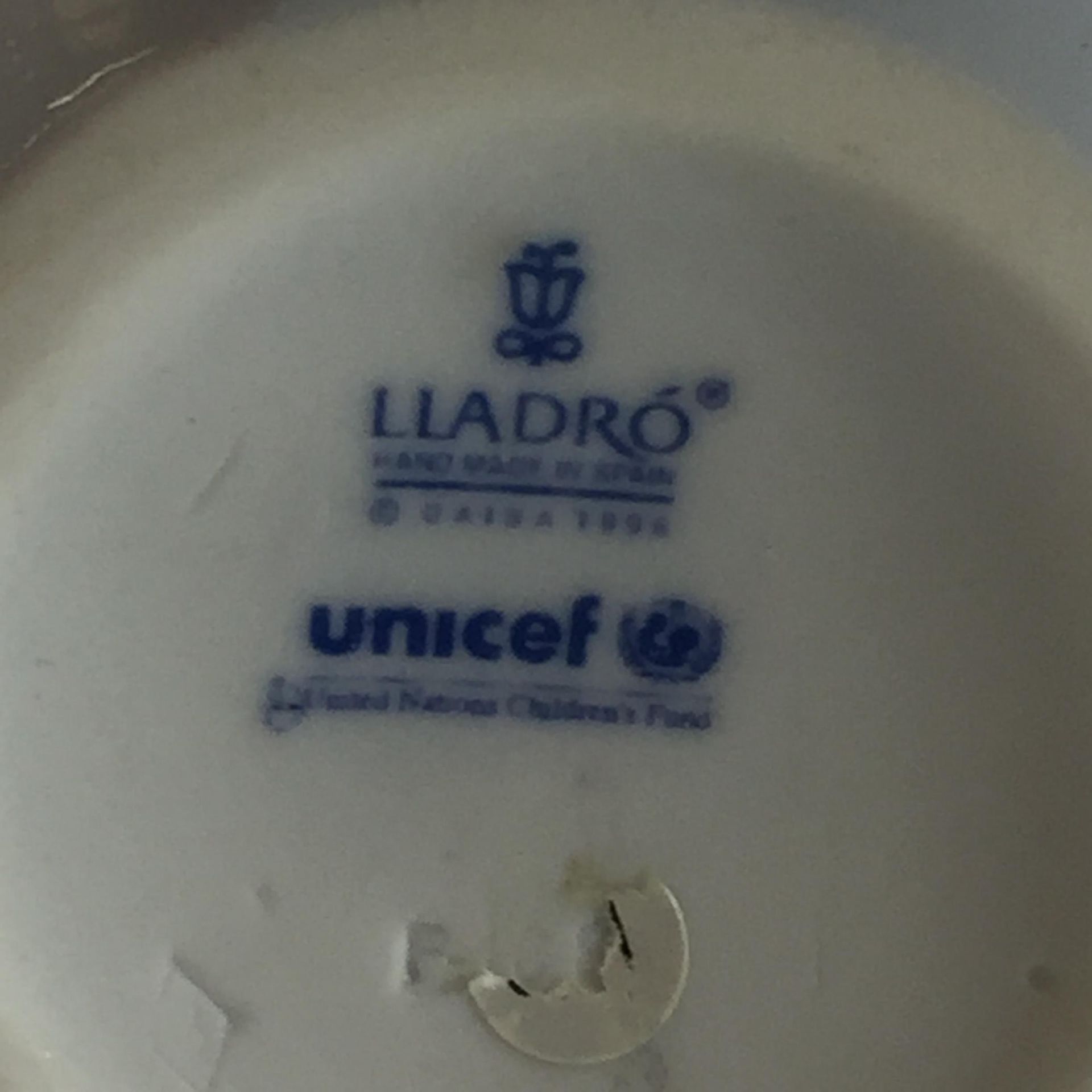 A LLADRO UNICEF GLOBE FIGURE ON DISPLAY BASE - A/F - Image 5 of 5