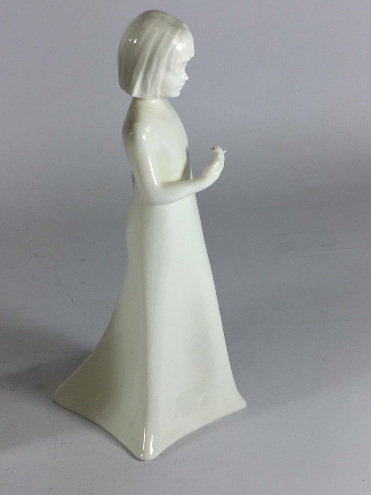 TWO LADY FIGURES TO INCLUDE A ROYAL WORCESTER MOMENTS WITH LOVE FIGURE - Image 2 of 4