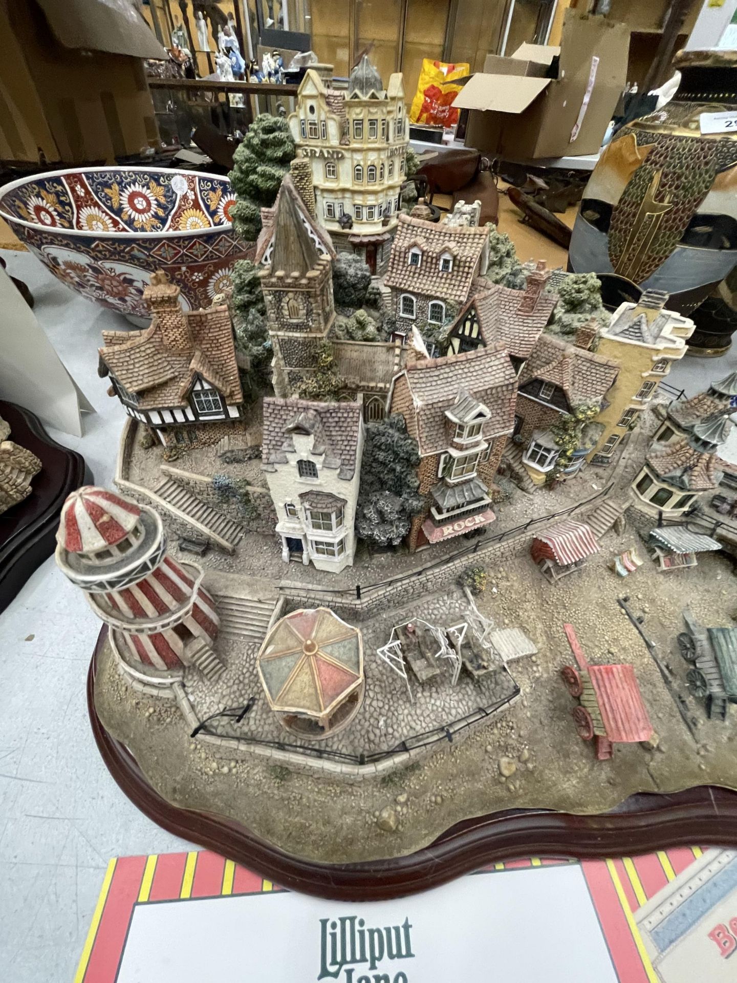 A LARGE LILLIPUT LANE 'BESIDE THE SEASIDE' TABLEAU WITH CERTIFICATE AND BOX - Image 2 of 5